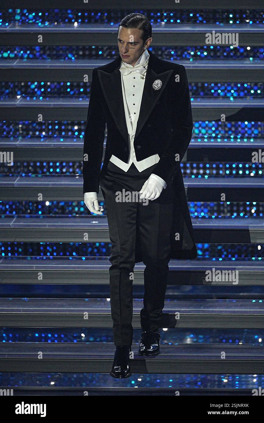 Sanremo, Italien. Februar 2025. Achille Lauro tritt am ersten Abend der 75. Ausgabe des Sanremo Italian Song Festivals im Ariston Theatre in Sanremo, Norditalien, auf – Dienstag, 11. Februar 2025. Unterhaltung. (Foto: Marco Alpozzi/LaPresse) Credit: LaPresse/Alamy Live News Stockfoto