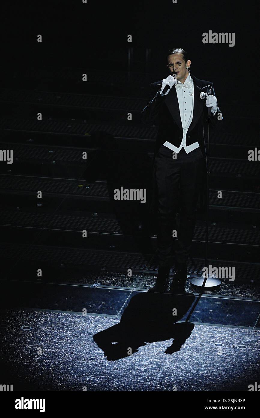 Sanremo, Italien. Februar 2025. Achille Lauro tritt am ersten Abend der 75. Ausgabe des Sanremo Italian Song Festivals im Ariston Theatre in Sanremo, Norditalien, auf – Dienstag, 11. Februar 2025. Unterhaltung. (Foto: Marco Alpozzi/LaPresse) Credit: LaPresse/Alamy Live News Stockfoto