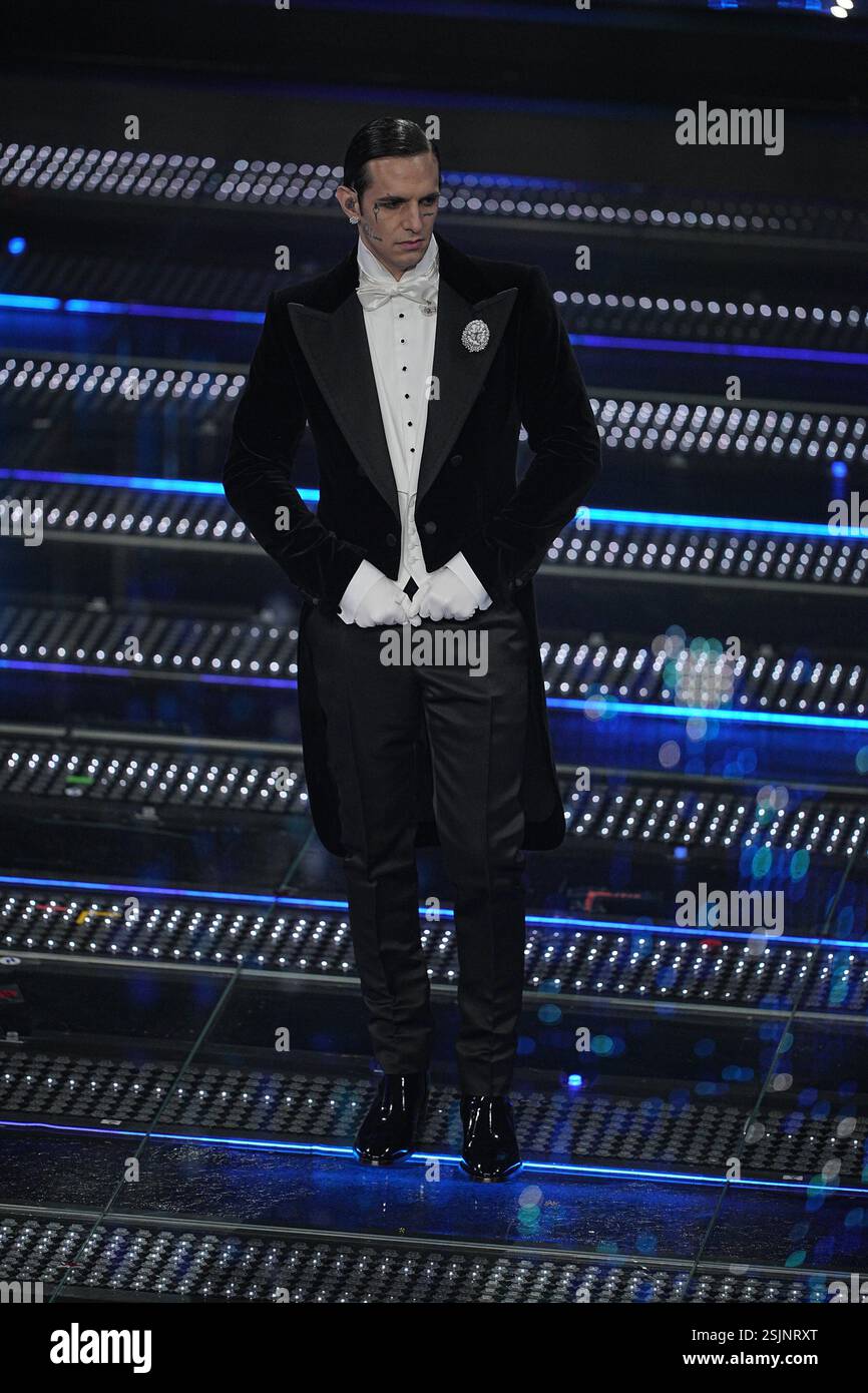 Sanremo, Italien. Februar 2025. Achille Lauro tritt am ersten Abend der 75. Ausgabe des Sanremo Italian Song Festivals im Ariston Theatre in Sanremo, Norditalien, auf – Dienstag, 11. Februar 2025. Unterhaltung. (Foto: Marco Alpozzi/LaPresse) Credit: LaPresse/Alamy Live News Stockfoto