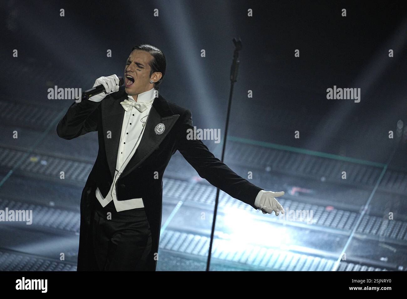 Sanremo, Italien. Februar 2025. Achille Lauro tritt am ersten Abend der 75. Ausgabe des Sanremo Italian Song Festivals im Ariston Theatre in Sanremo, Norditalien, auf – Dienstag, 11. Februar 2025. Unterhaltung. (Foto: Marco Alpozzi/LaPresse) Credit: LaPresse/Alamy Live News Stockfoto