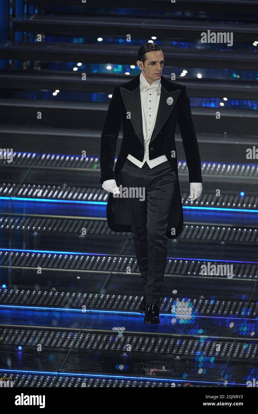Sanremo, Italien. Februar 2025. Achille Lauro tritt am ersten Abend der 75. Ausgabe des Sanremo Italian Song Festivals im Ariston Theatre in Sanremo, Norditalien, auf – Dienstag, 11. Februar 2025. Unterhaltung. (Foto: Marco Alpozzi/LaPresse) Credit: LaPresse/Alamy Live News Stockfoto