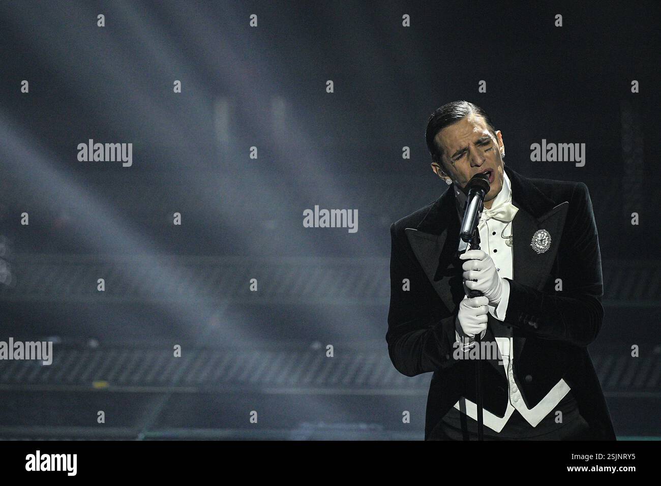 Sanremo, Italien. Februar 2025. Achille Lauro tritt am ersten Abend der 75. Ausgabe des Sanremo Italian Song Festivals im Ariston Theatre in Sanremo, Norditalien, auf – Dienstag, 11. Februar 2025. Unterhaltung. (Foto: Marco Alpozzi/LaPresse) Credit: LaPresse/Alamy Live News Stockfoto