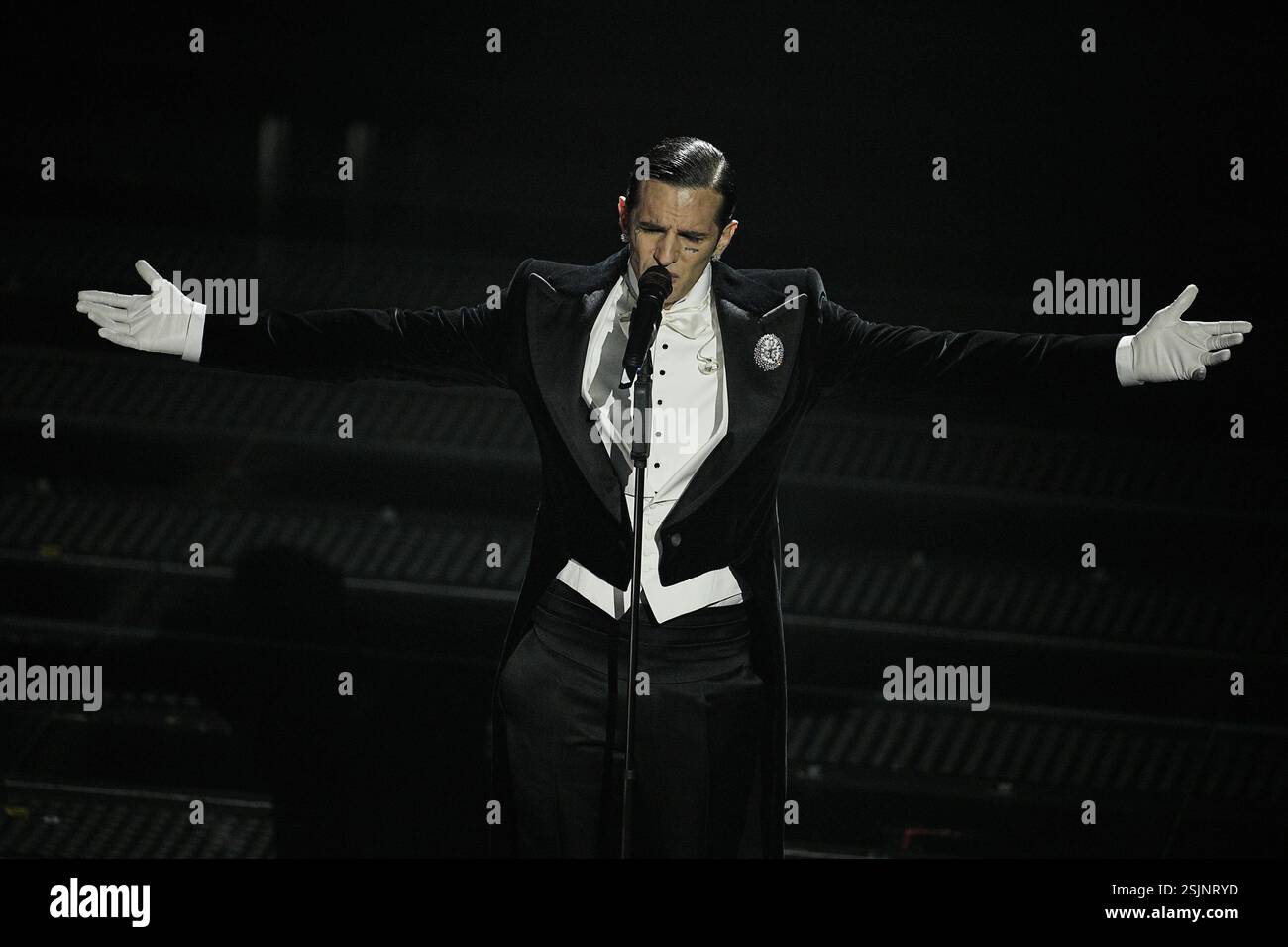 Sanremo, Italien. Februar 2025. Achille Lauro tritt am ersten Abend der 75. Ausgabe des Sanremo Italian Song Festivals im Ariston Theatre in Sanremo, Norditalien, auf – Dienstag, 11. Februar 2025. Unterhaltung. (Foto: Marco Alpozzi/LaPresse) Credit: LaPresse/Alamy Live News Stockfoto