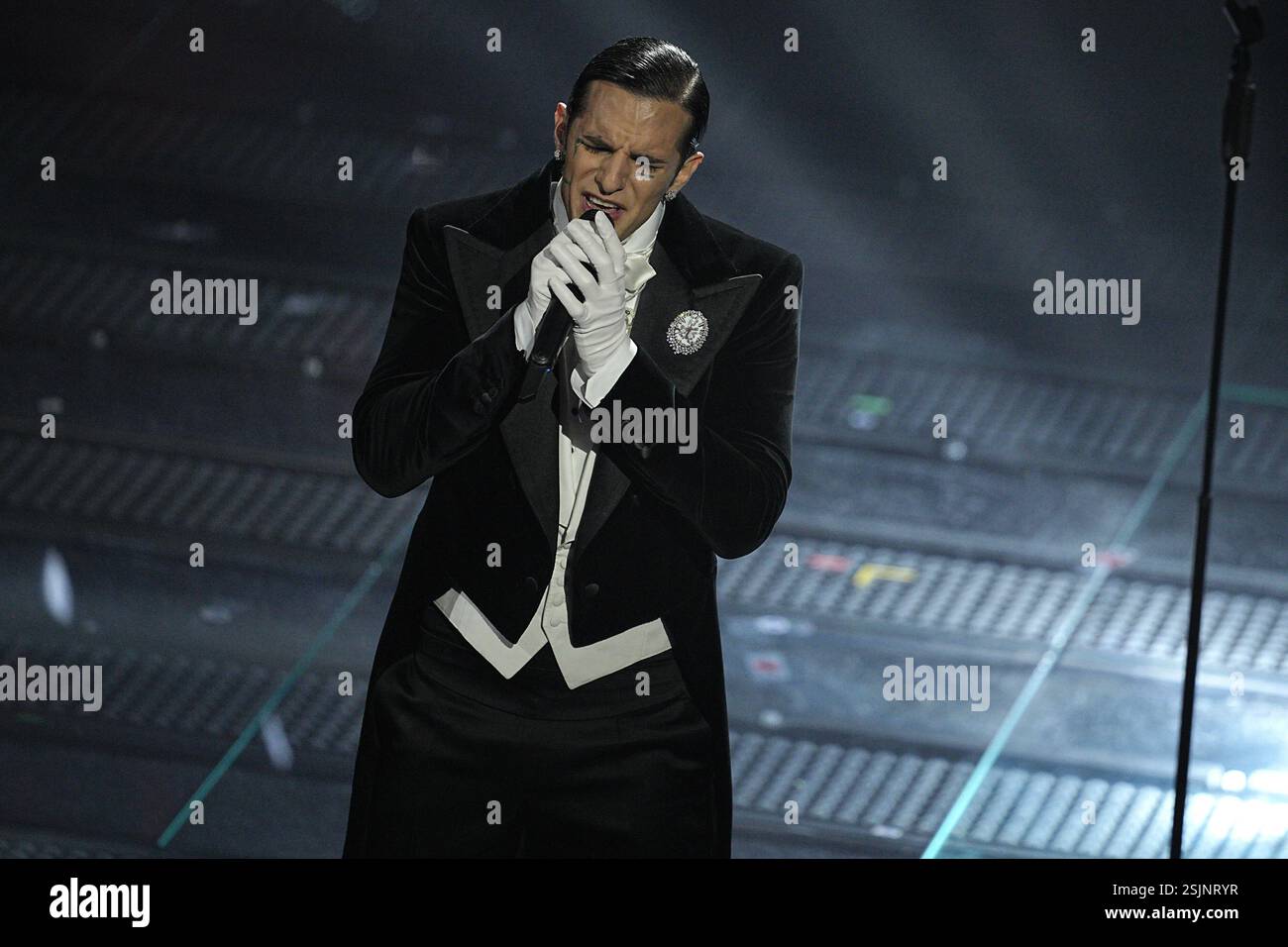 Sanremo, Italien. Februar 2025. Achille Lauro tritt am ersten Abend der 75. Ausgabe des Sanremo Italian Song Festivals im Ariston Theatre in Sanremo, Norditalien, auf – Dienstag, 11. Februar 2025. Unterhaltung. (Foto: Marco Alpozzi/LaPresse) Credit: LaPresse/Alamy Live News Stockfoto