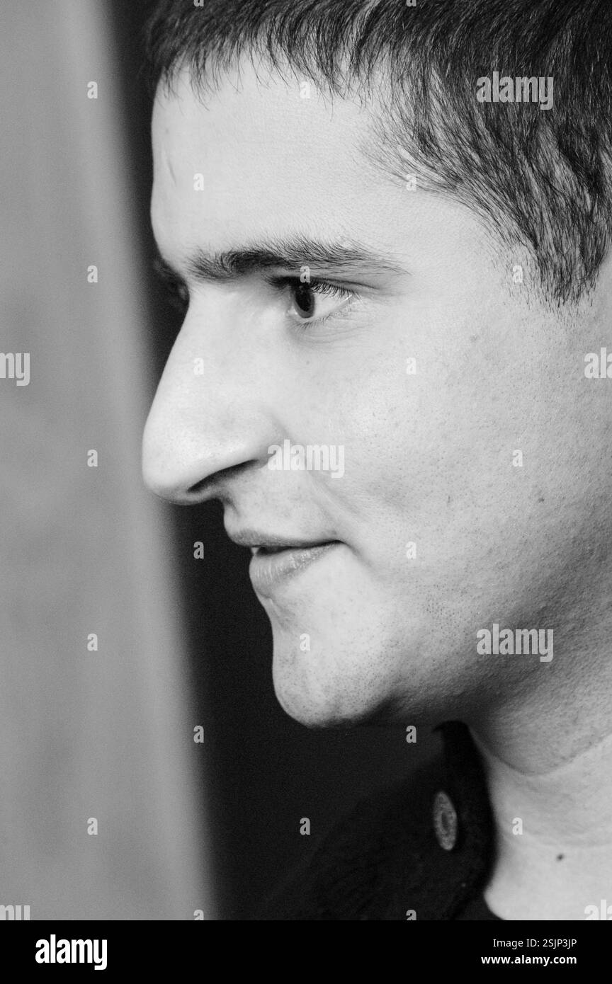 KRISTIAN LEONTIOU fotografierte am 4. März 2005 bei einem Red Dragon Radio Live Event in Cardiff, Wales. Kristian Leontiou (* Februar 1982) ist ein englischer Sänger griechisch-zyprischer Herkunft. Er war früher Solokünstler mit einer Menge Charts und ist Leadsänger der Indie-Rock-Band One Eskimo. Stockfoto