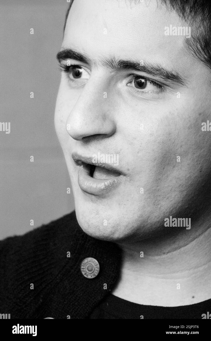 KRISTIAN LEONTIOU fotografierte am 4. März 2005 bei einem Red Dragon Radio Live Event in Cardiff, Wales. Kristian Leontiou (* Februar 1982) ist ein englischer Sänger griechisch-zyprischer Herkunft. Er war früher Solokünstler mit einer Menge Charts und ist Leadsänger der Indie-Rock-Band One Eskimo. Stockfoto