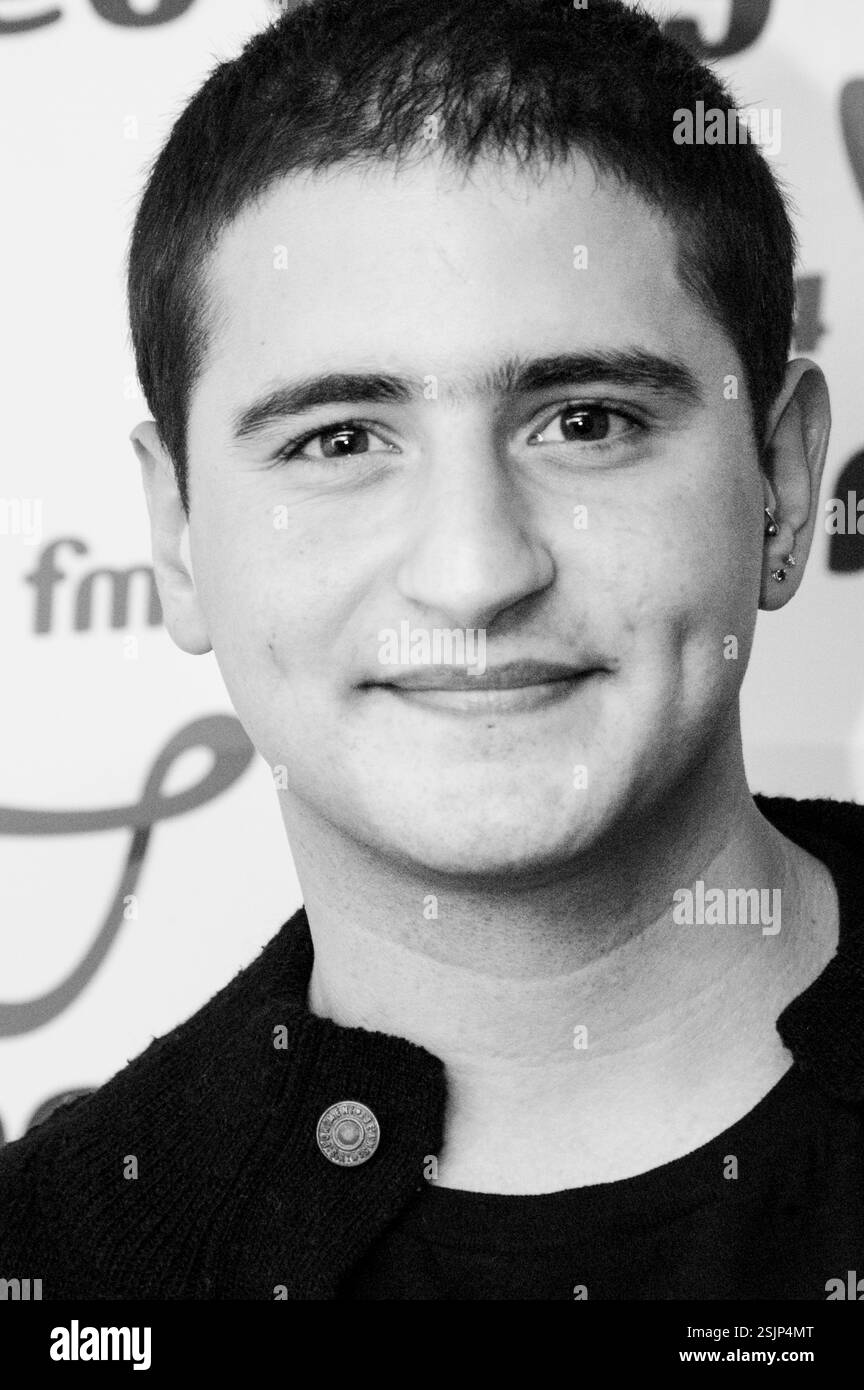 KRISTIAN LEONTIOU fotografierte am 4. März 2005 bei einem Red Dragon Radio Live Event in Cardiff, Wales. Kristian Leontiou (* Februar 1982) ist ein englischer Sänger griechisch-zyprischer Herkunft. Er war früher Solokünstler mit einer Menge Charts und ist Leadsänger der Indie-Rock-Band One Eskimo. Stockfoto