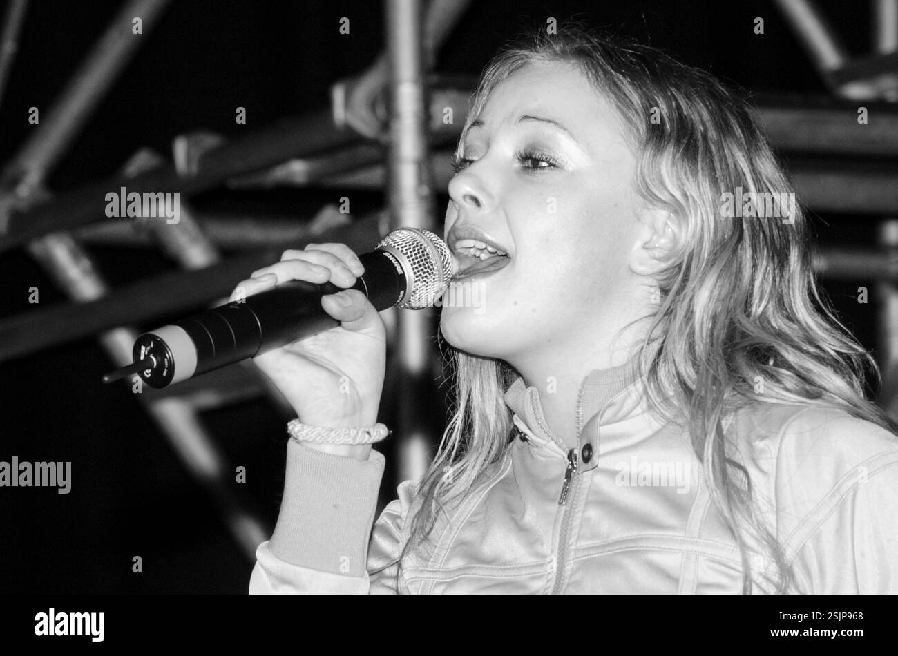 ROSIE RIBBONS, SCHULKONZERT, 2003: Der walisische Popstar Rosie Ribbons spielt am 11. März 2003 ein Konzert an der Radyr Comprehensive School in der Nähe von Cardiff, Wales. Foto: Rob Watkins. Rosemary 'Rosie' Ribbons (* 22. Juli 1983 in Walisisch) ist ein walisischer Singer-Songwriter. Berühmt wurde sie durch die Teilnahme an der ITV1 Talentshow Pop Idol. Anschließend hatte sie zwei Top-20-Hits in Großbritannien. Später zog sie nach Australien, um ihre Gesangskarriere fortzusetzen. Stockfoto
