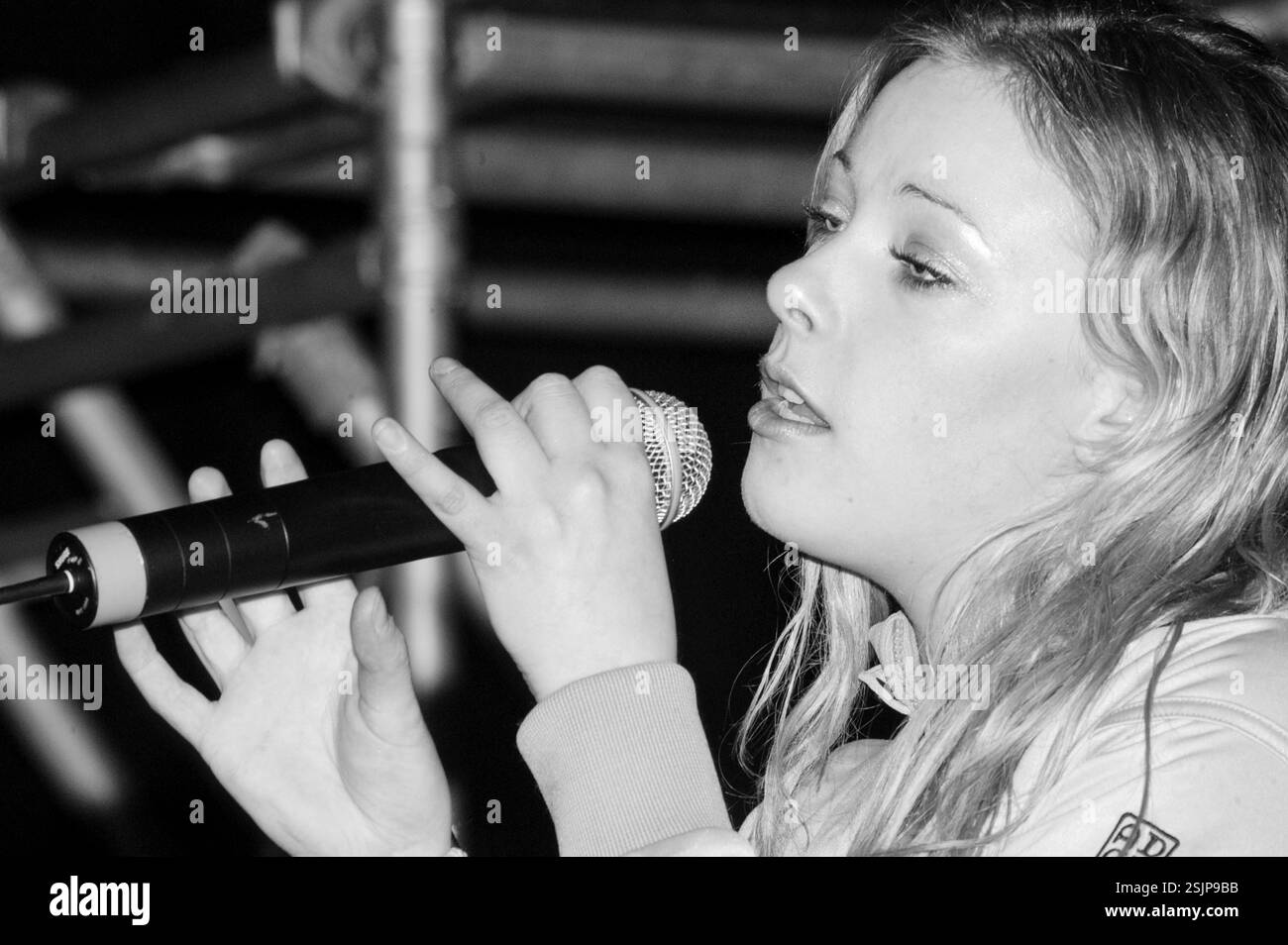 ROSIE RIBBONS, SCHULKONZERT, 2003: Der walisische Popstar Rosie Ribbons spielt am 11. März 2003 ein Konzert an der Radyr Comprehensive School in der Nähe von Cardiff, Wales. Foto: Rob Watkins. Rosemary 'Rosie' Ribbons (* 22. Juli 1983 in Walisisch) ist ein walisischer Singer-Songwriter. Berühmt wurde sie durch die Teilnahme an der ITV1 Talentshow Pop Idol. Anschließend hatte sie zwei Top-20-Hits in Großbritannien. Später zog sie nach Australien, um ihre Gesangskarriere fortzusetzen. Stockfoto