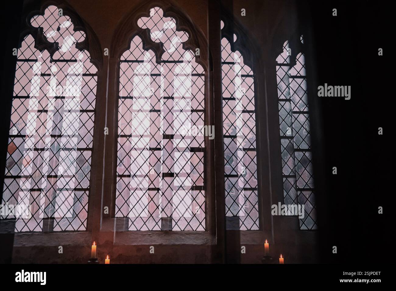 Ein Fenster und Kerzen in der Marienkirche in Lübeck Stockfoto Ein Fenster und Kerzen in der Marienkirche in Lübeck Stockfoto