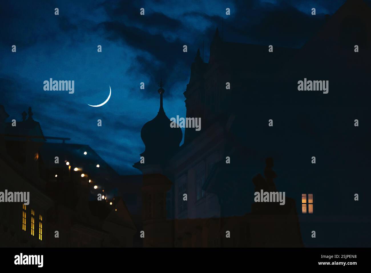 Mondsichel in einer Winternacht auf dem Prager Altstädter Ring Stockfoto