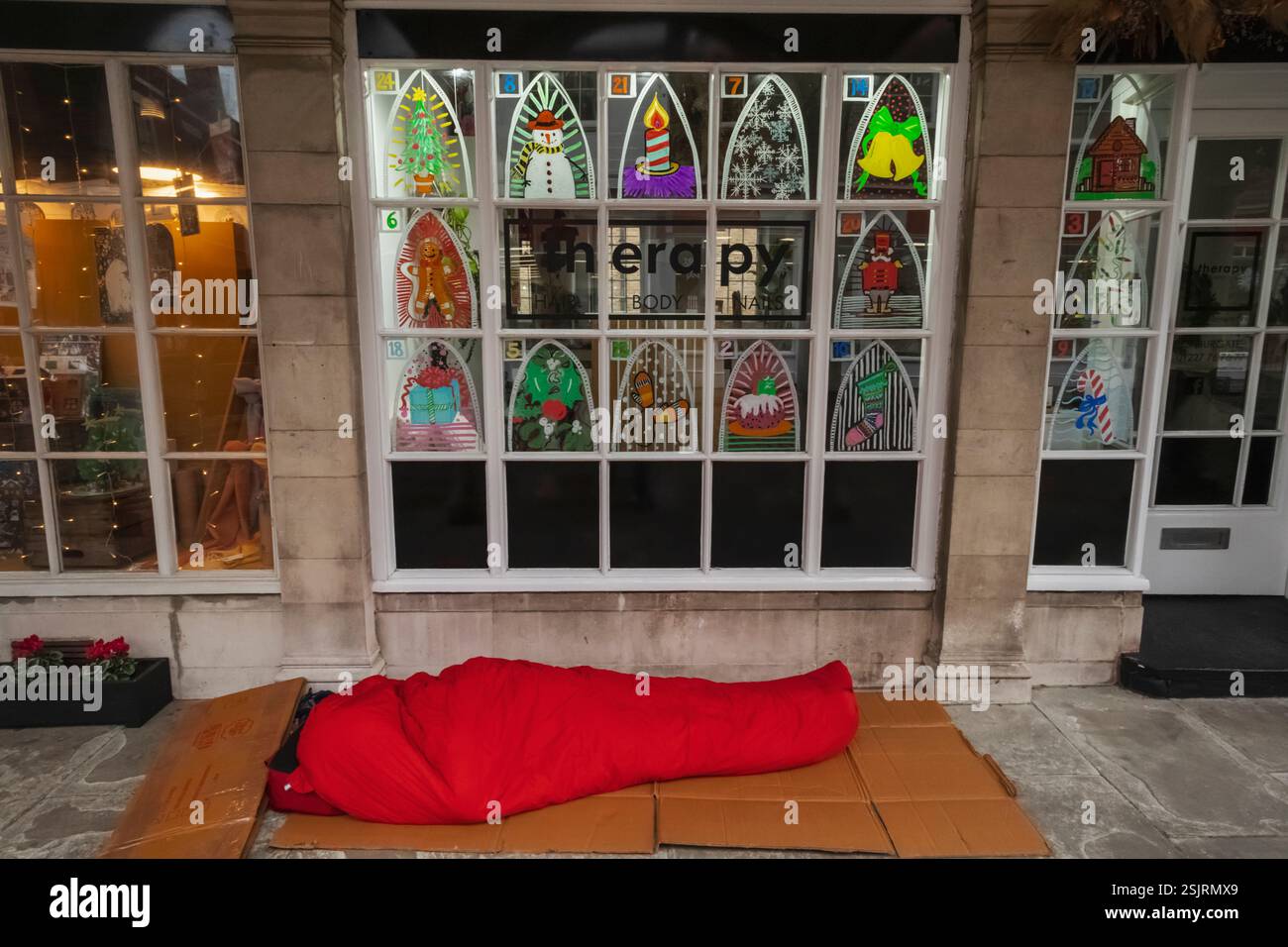 England, Kent, Canterbury, Canterbury High Street, Rough Sleeper in der Tür Stockfoto