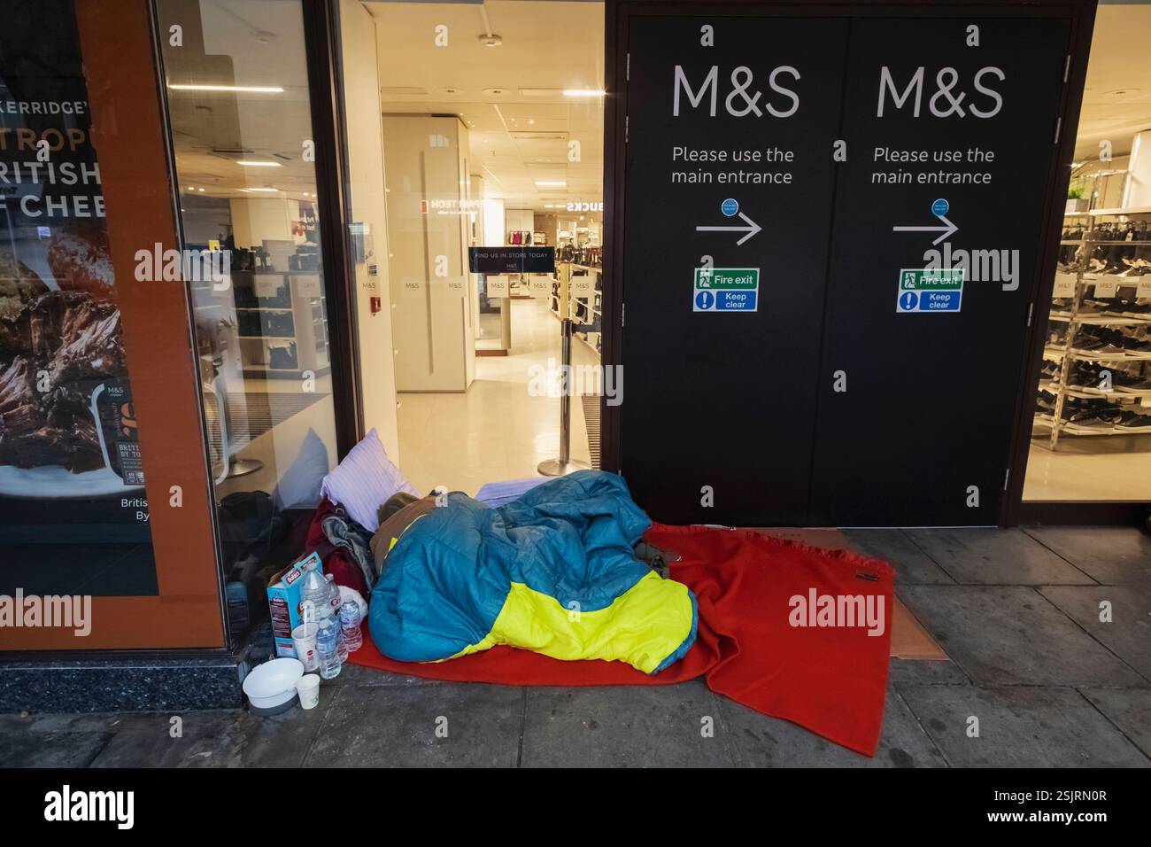 England, Kent, Canterbury, Canterbury High Street, Rough Sleeper in der Tür Stockfoto