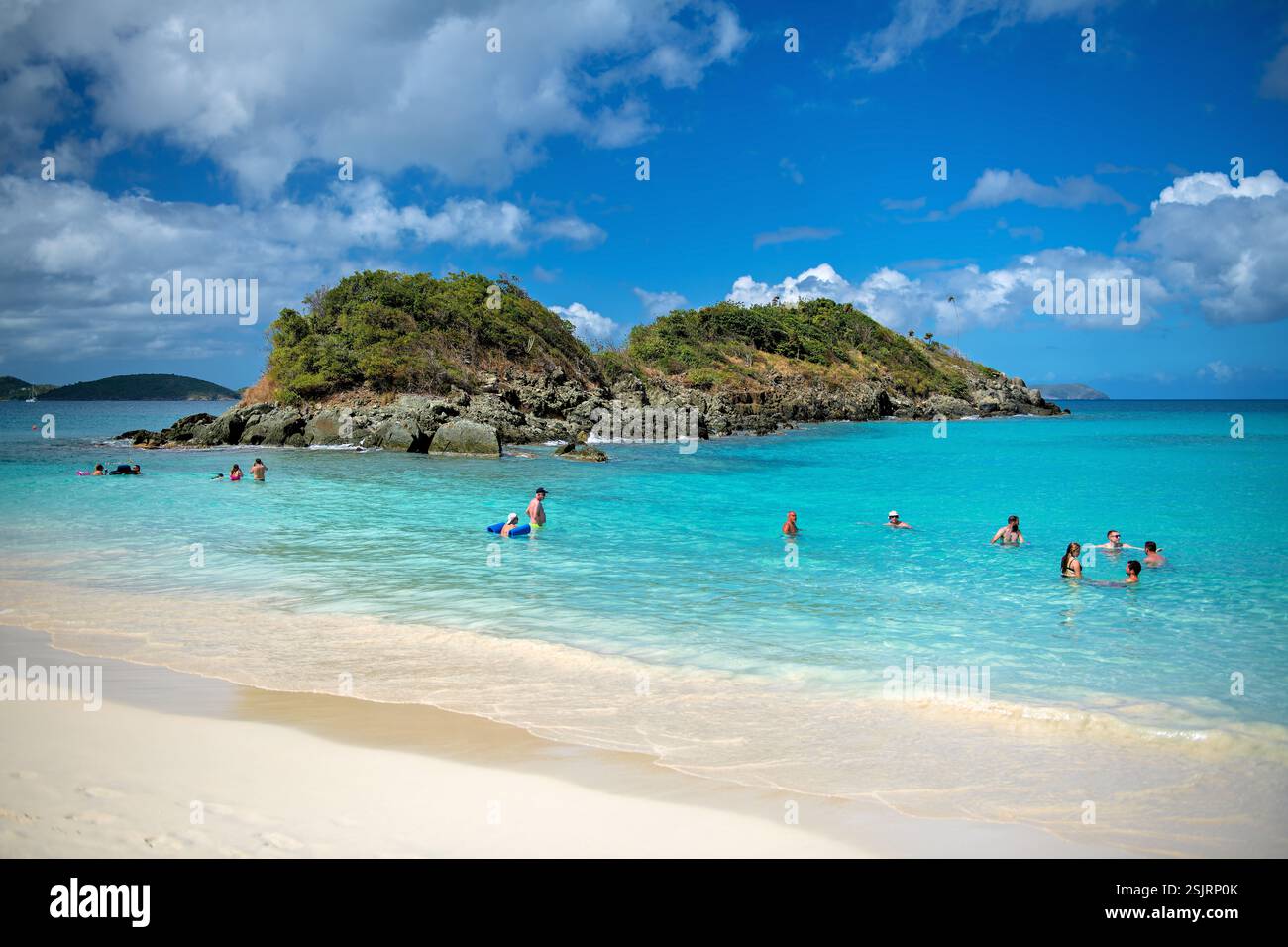 ST. JOHN, U.S. Virgin Islands – Trunk Cay, eine kleine felsige Insel, liegt im geschützten Wasser der Trunk Bay im Virgin Islands National Park. Der Cay schützt das Korallenriffsystem und den Schnorchelpfad der Bucht. Diese natürliche Eigenschaft markiert den westlichen Rand des Hauptbadebereichs der Bucht. Stockfoto