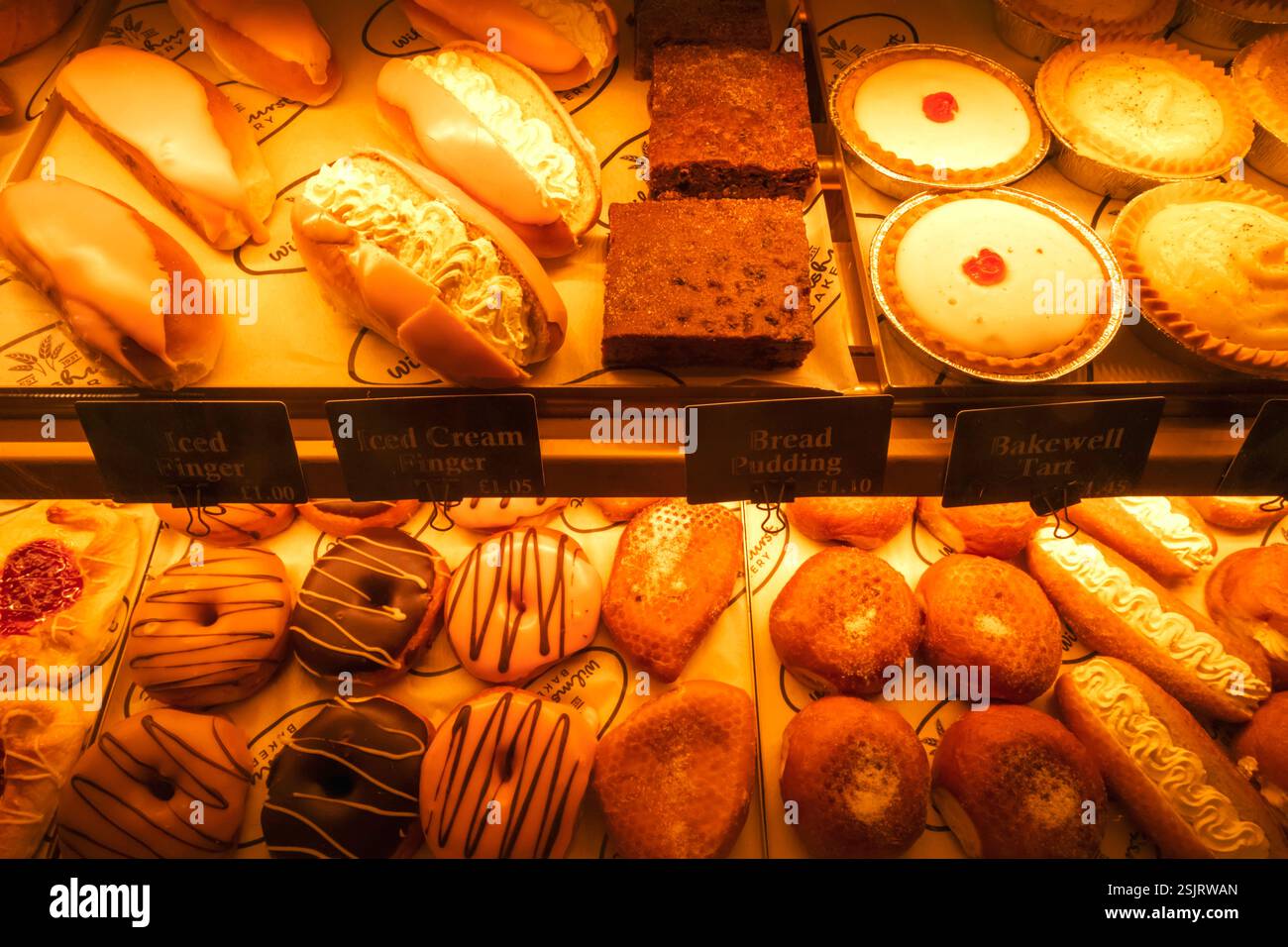 England, Kent, Wingham, Wilmshurst Bakery, bunte Kuchen und Gebäck Stockfoto