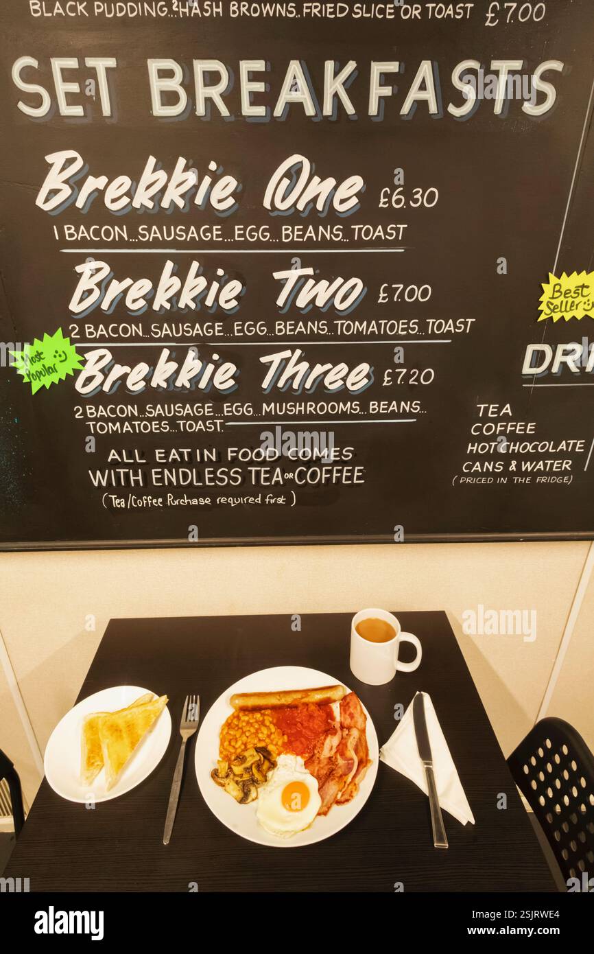 England, Kent, Aylesham, Krusties Cafe, typisches Roadside Cafe Menü und traditionelles englisches Frühstück Stockfoto