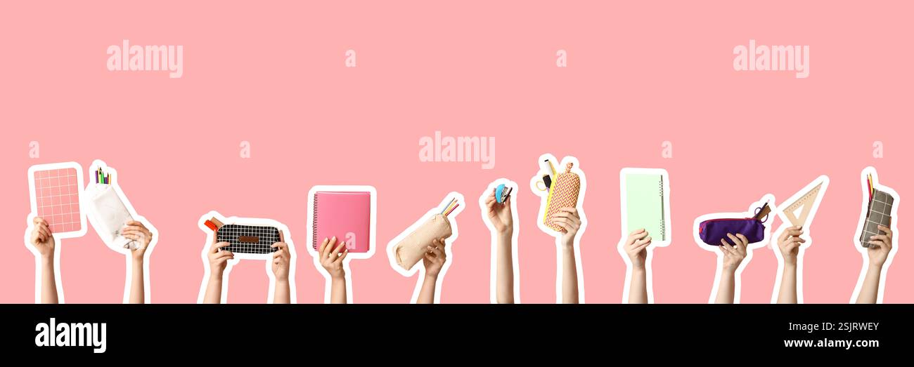 Viele Hände mit verschiedenen Schulutensilien auf rosa Hintergrund Stockfoto