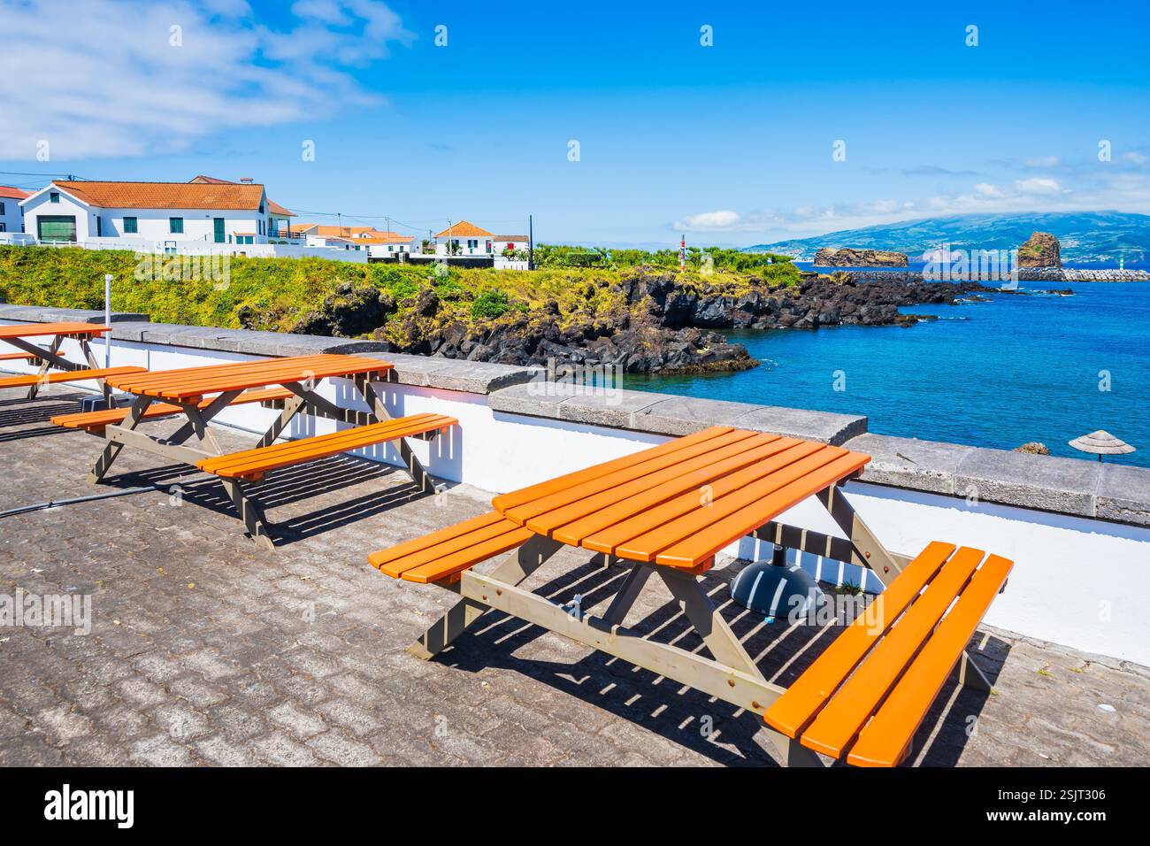 Bänke an der Meeresküste im Dorf Madalena, Insel Pico, Azoren, Portugal Stockfoto