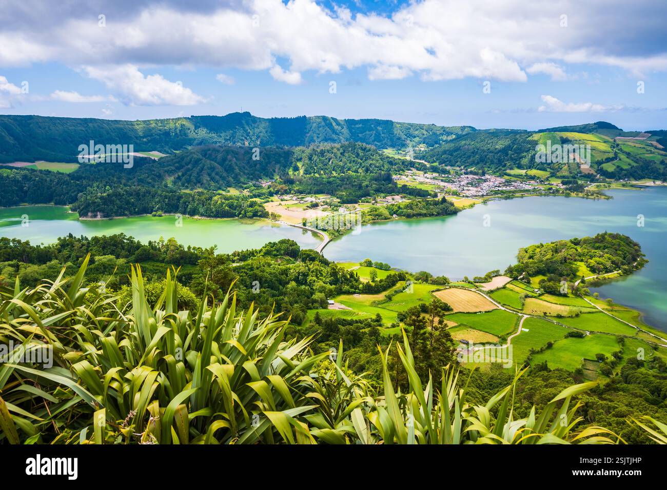 Blick auf den grünen Wassersee im Vulkankrater in der Nähe der Stadt Sete Cidades, der Insel Sao Miguel, den Azoren, Portugal Stockfoto