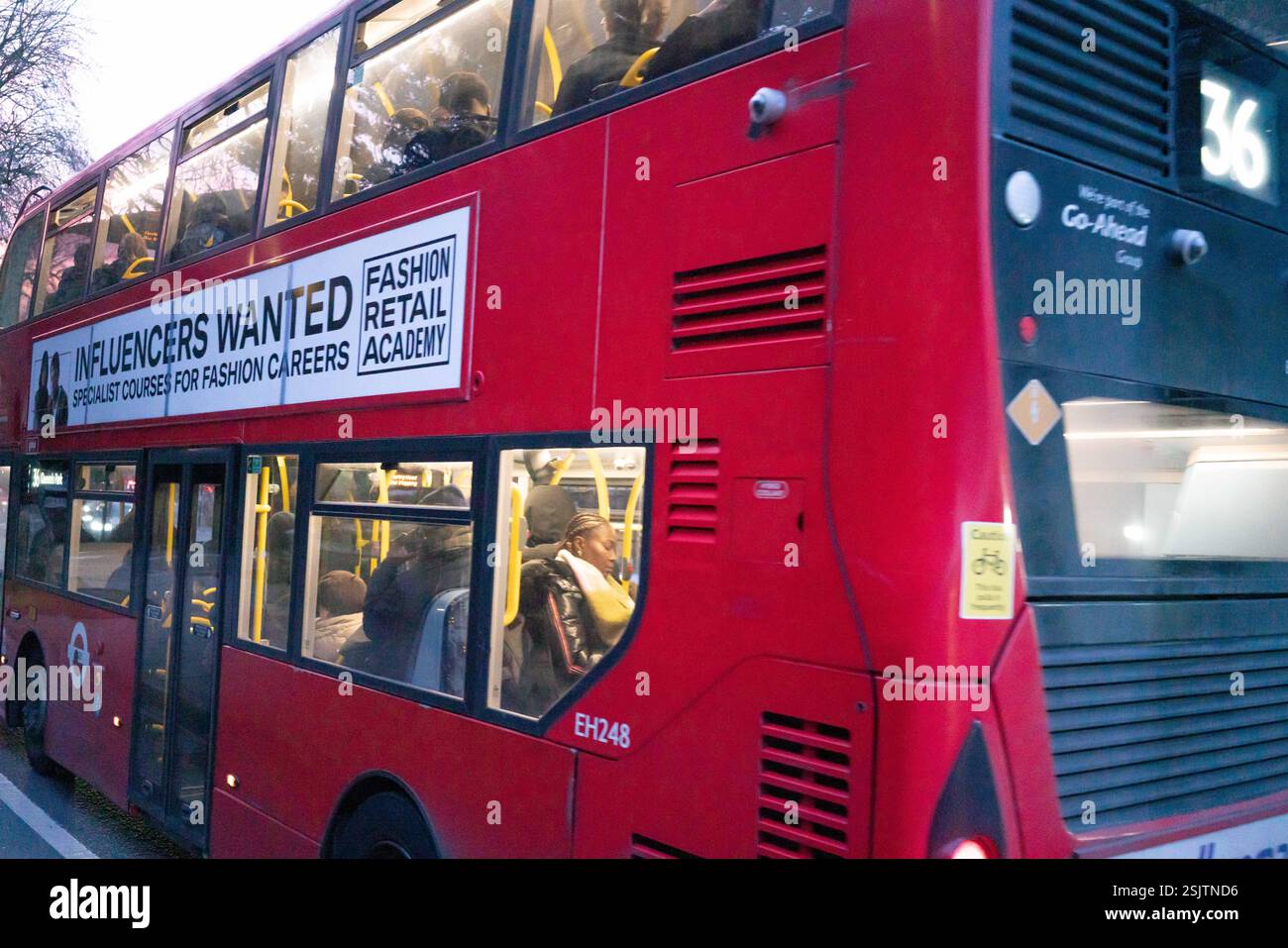 Roter Londoner Bus auf Peckham Rye mit Fußgängern Stockfoto