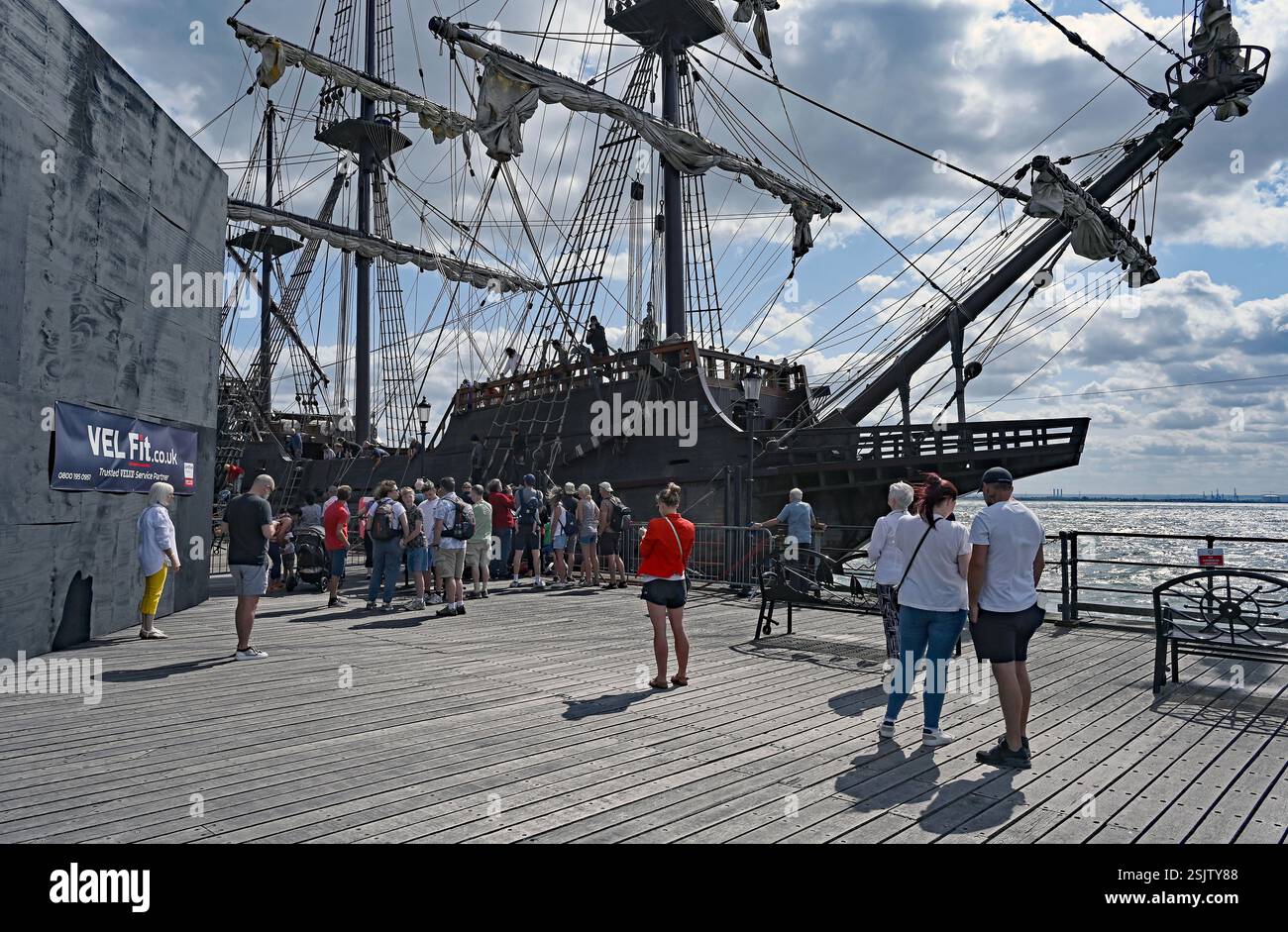 Andalusien ist eine Nachbildung einer Galeone aus dem 17. Jahrhundert. Hier liegt er am Pier Head, Southend on Sea, England. Der Heimathafen ist Sevilla, Spanien. Stockfoto
