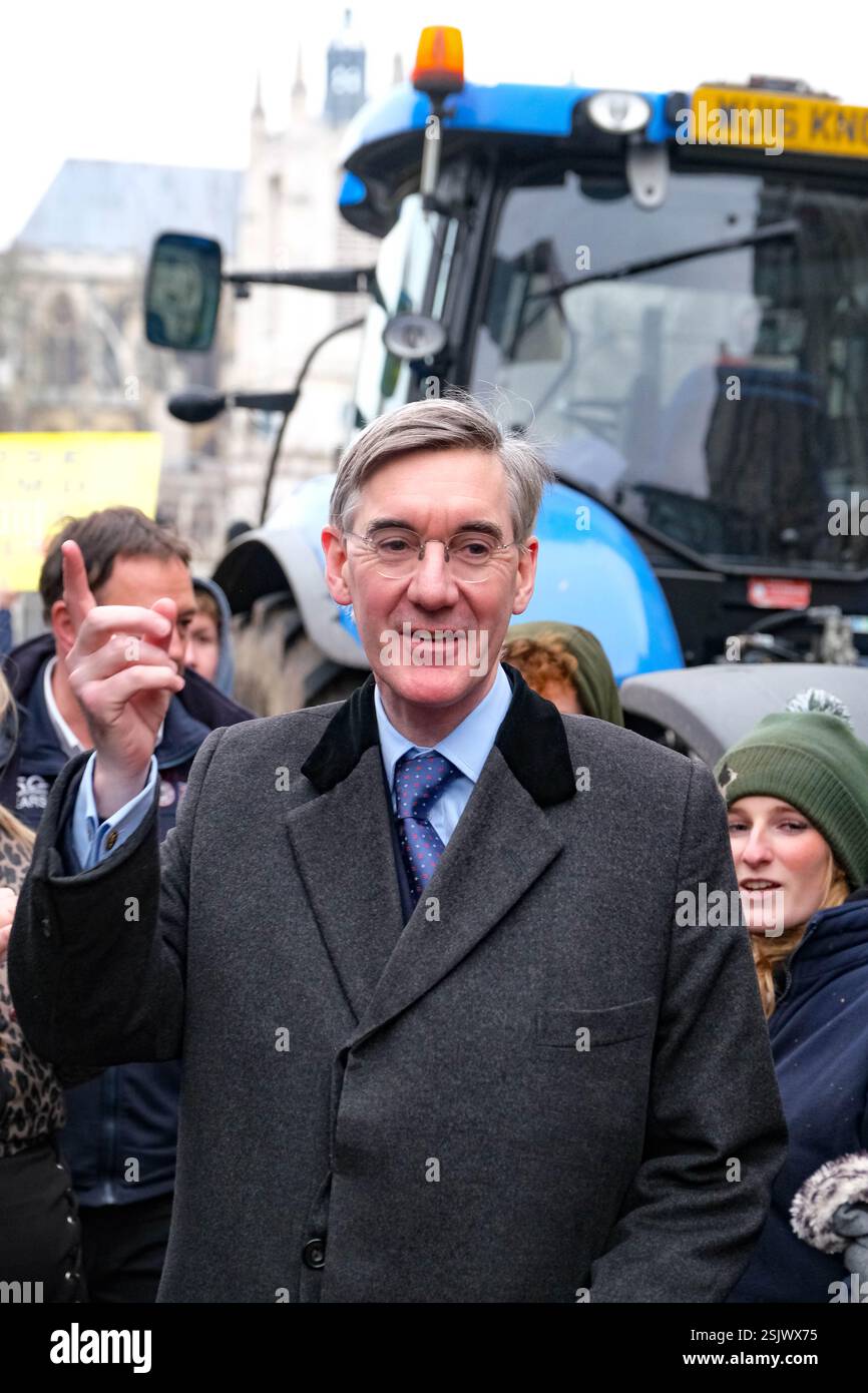 Westminster, London, Großbritannien. Februar 2025. Jacob Rees Mogg, ehemaliger Parlamentsabgeordneter für Nordost Somerset, schließt sich Tausenden von Bauern an, die vor den Kammern des Parlaments in Traktoren protestieren, gegen die Labour-Regierungen die Einführung einer 20%igen Erbschaftssteuer auf Farmen im Wert von über 1 Mio. £ vorgeschlagen haben. Credit Mark Lear / Alamy Live News Stockfoto