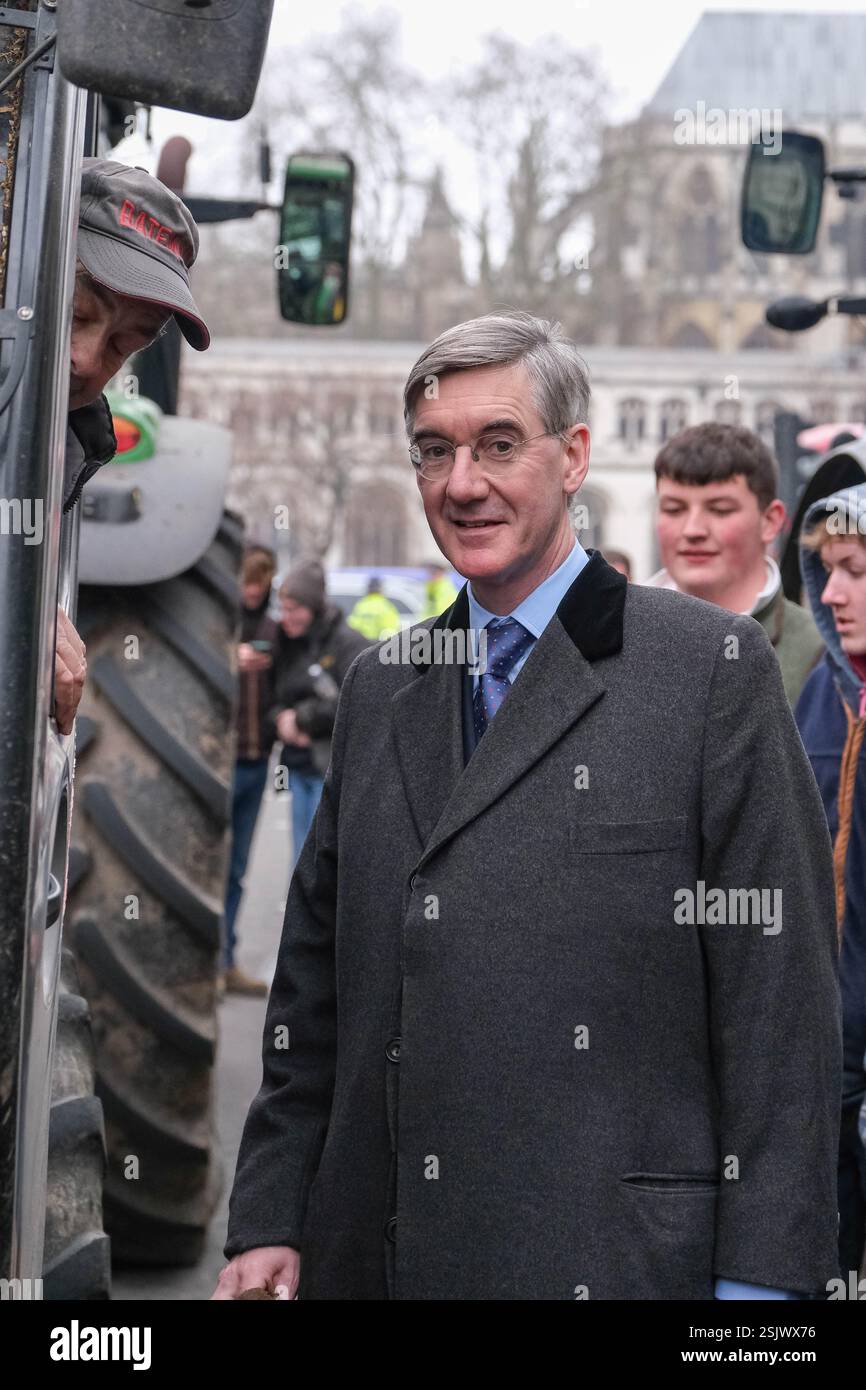Westminster, London, Großbritannien. Februar 2025. Jacob Rees Mogg, ehemaliger Parlamentsabgeordneter für Nordost Somerset, schließt sich Tausenden von Bauern an, die vor den Kammern des Parlaments in Traktoren protestieren, gegen die Labour-Regierungen die Einführung einer 20%igen Erbschaftssteuer auf Farmen im Wert von über 1 Mio. £ vorgeschlagen haben. Credit Mark Lear / Alamy Live News Stockfoto