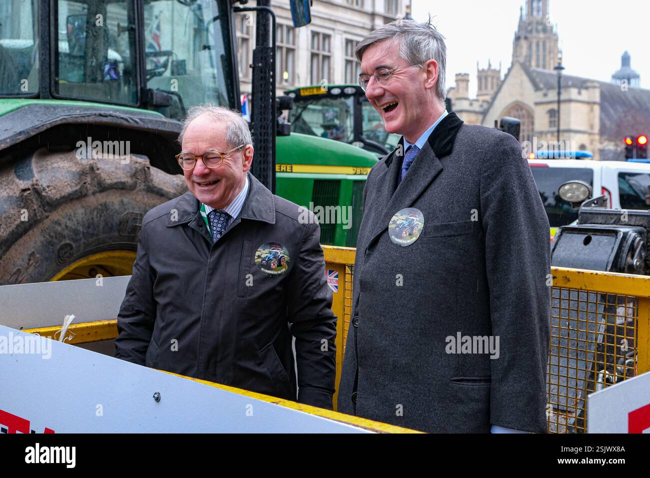 Westminster, London, Großbritannien. Februar 2025. Jacob Rees Mogg, ehemaliger Parlamentsabgeordneter für Nordost Somerset, schließt sich Tausenden von Bauern an, die vor den Kammern des Parlaments in Traktoren protestieren, gegen die Labour-Regierungen die Einführung einer 20%igen Erbschaftssteuer auf Farmen im Wert von über 1 Mio. £ vorgeschlagen haben. Credit Mark Lear / Alamy Live News Stockfoto