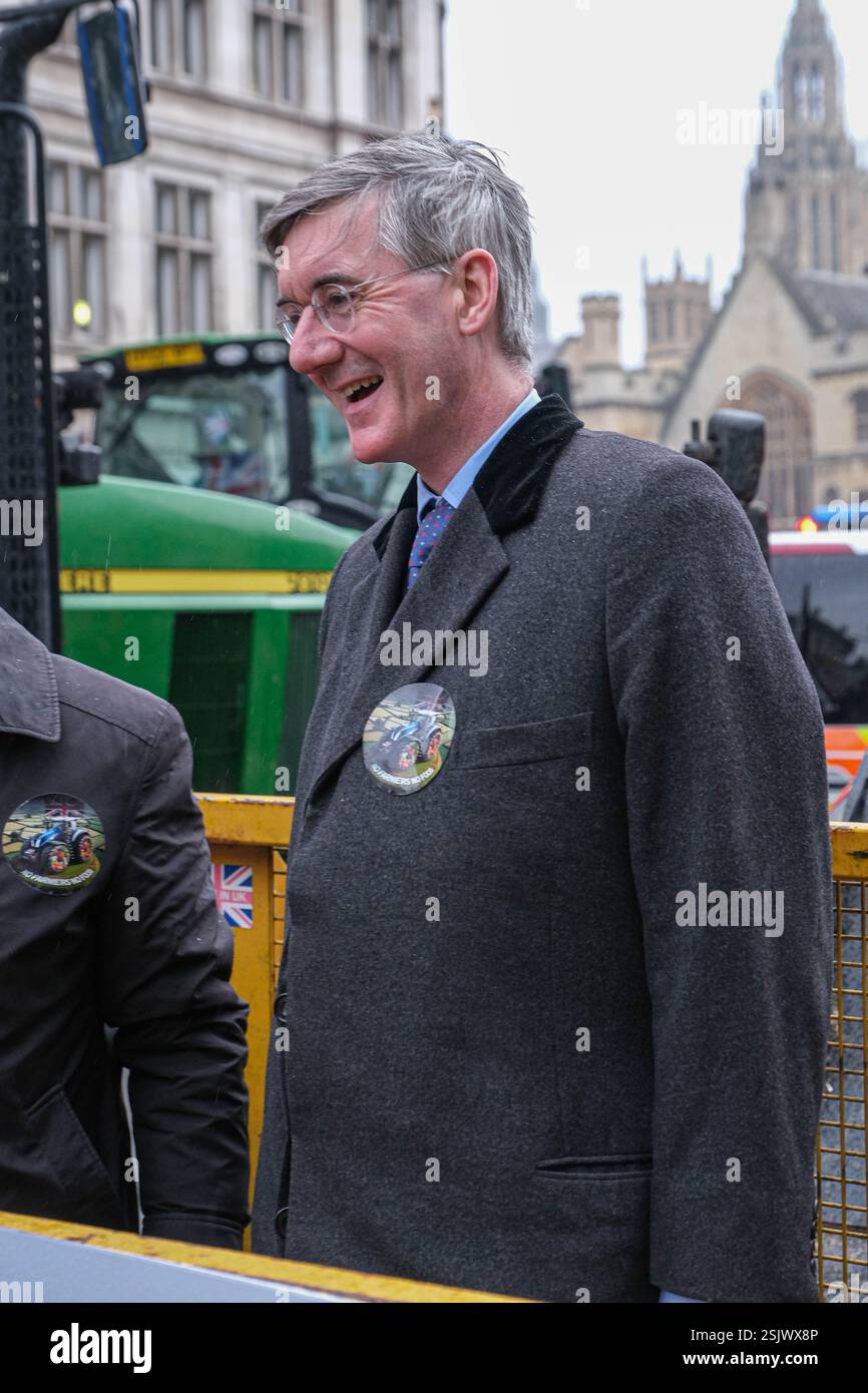 Westminster, London, Großbritannien. Februar 2025. Jacob Rees Mogg, ehemaliger Parlamentsabgeordneter für Nordost Somerset, schließt sich Tausenden von Bauern an, die vor den Kammern des Parlaments in Traktoren protestieren, gegen die Labour-Regierungen die Einführung einer 20%igen Erbschaftssteuer auf Farmen im Wert von über 1 Mio. £ vorgeschlagen haben. Credit Mark Lear / Alamy Live News Stockfoto
