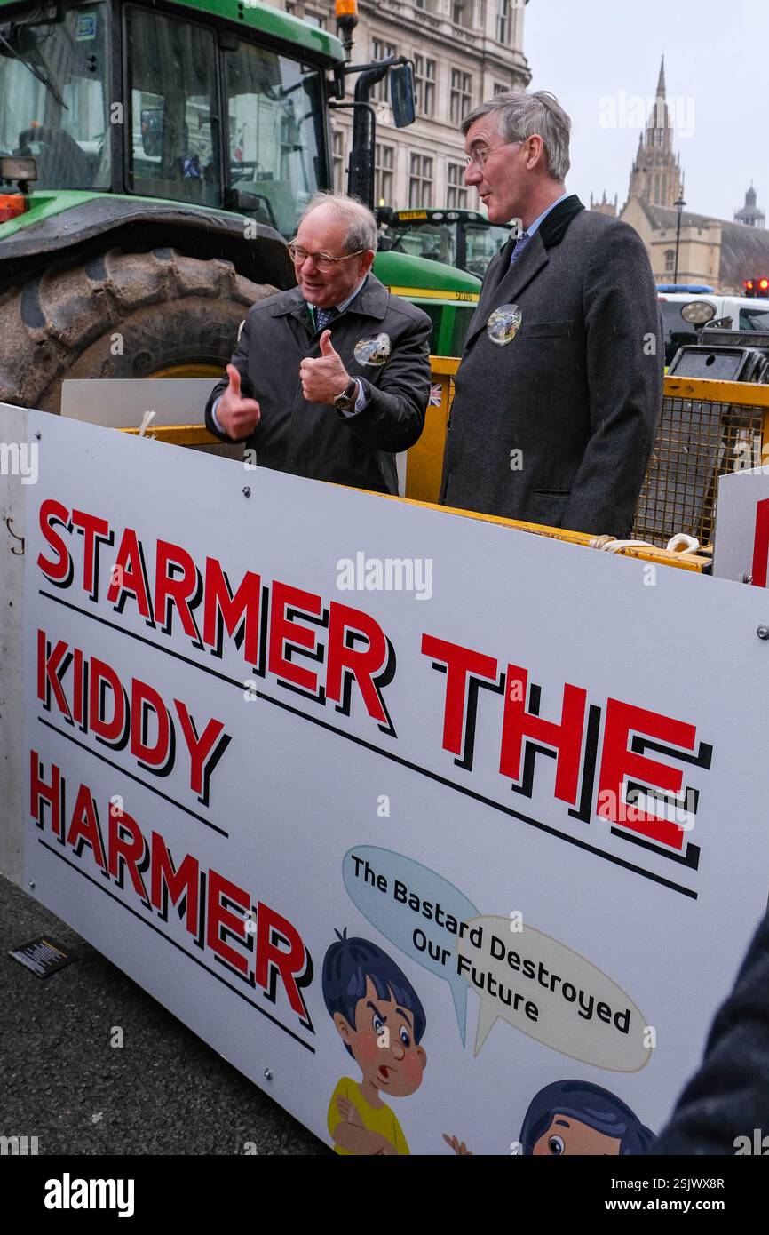 Westminster, London, Großbritannien. Februar 2025. Jacob Rees Mogg, ehemaliger Parlamentsabgeordneter für Nordost Somerset, schließt sich Tausenden von Bauern an, die vor den Kammern des Parlaments in Traktoren protestieren, gegen die Labour-Regierungen die Einführung einer 20%igen Erbschaftssteuer auf Farmen im Wert von über 1 Mio. £ vorgeschlagen haben. Credit Mark Lear / Alamy Live News Stockfoto