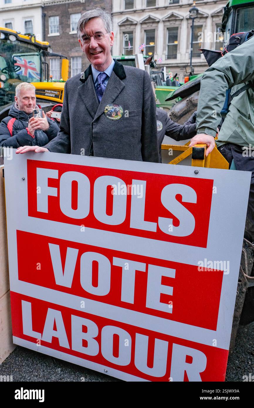 Westminster, London, Großbritannien. Februar 2025. Jacob Rees Mogg, ehemaliger Parlamentsabgeordneter für Nordost Somerset, schließt sich Tausenden von Bauern an, die vor den Kammern des Parlaments in Traktoren protestieren, gegen die Labour-Regierungen die Einführung einer 20%igen Erbschaftssteuer auf Farmen im Wert von über 1 Mio. £ vorgeschlagen haben. Credit Mark Lear / Alamy Live News Stockfoto