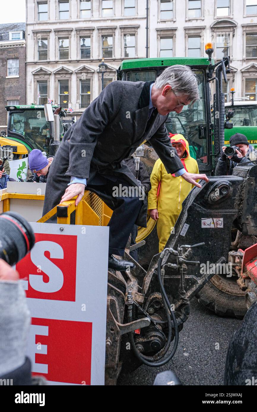 Westminster, London, Großbritannien. Februar 2025. Jacob Rees Mogg, ehemaliger Parlamentsabgeordneter für Nordost Somerset, schließt sich Tausenden von Bauern an, die vor den Kammern des Parlaments in Traktoren protestieren, gegen die Labour-Regierungen die Einführung einer 20%igen Erbschaftssteuer auf Farmen im Wert von über 1 Mio. £ vorgeschlagen haben. Credit Mark Lear / Alamy Live News Stockfoto