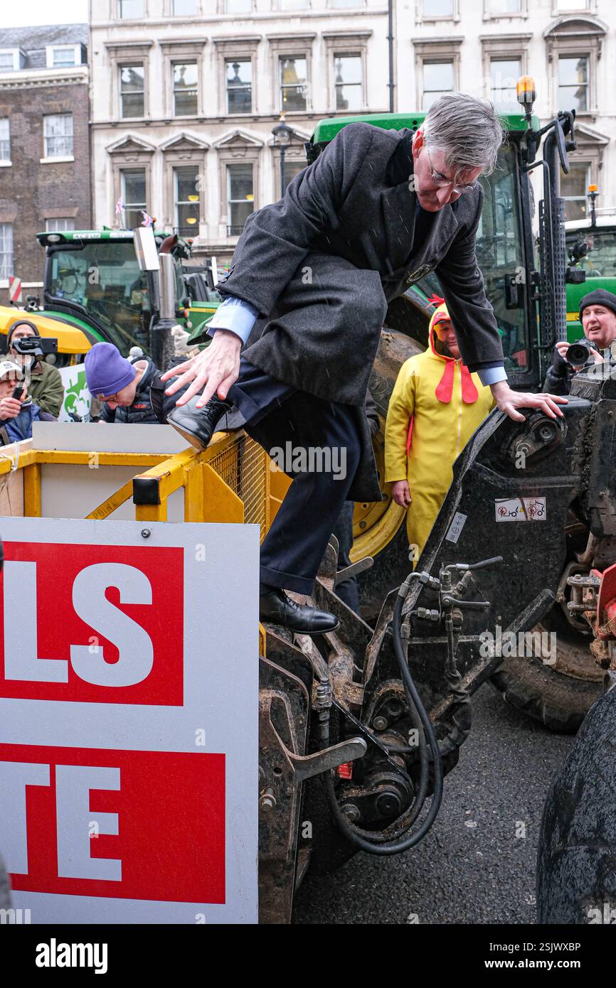 Westminster, London, Großbritannien. Februar 2025. Jacob Rees Mogg, ehemaliger Parlamentsabgeordneter für Nordost Somerset, schließt sich Tausenden von Bauern an, die vor den Kammern des Parlaments in Traktoren protestieren, gegen die Labour-Regierungen die Einführung einer 20%igen Erbschaftssteuer auf Farmen im Wert von über 1 Mio. £ vorgeschlagen haben. Credit Mark Lear / Alamy Live News Stockfoto