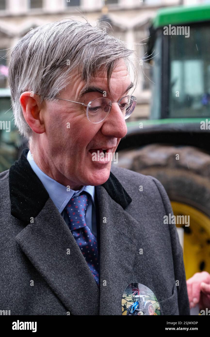 Westminster, London, Großbritannien. Februar 2025. Jacob Rees Mogg, ehemaliger Parlamentsabgeordneter für Nordost Somerset, schließt sich Tausenden von Bauern an, die vor den Kammern des Parlaments in Traktoren protestieren, gegen die Labour-Regierungen die Einführung einer 20%igen Erbschaftssteuer auf Farmen im Wert von über 1 Mio. £ vorgeschlagen haben. Credit Mark Lear / Alamy Live News Stockfoto