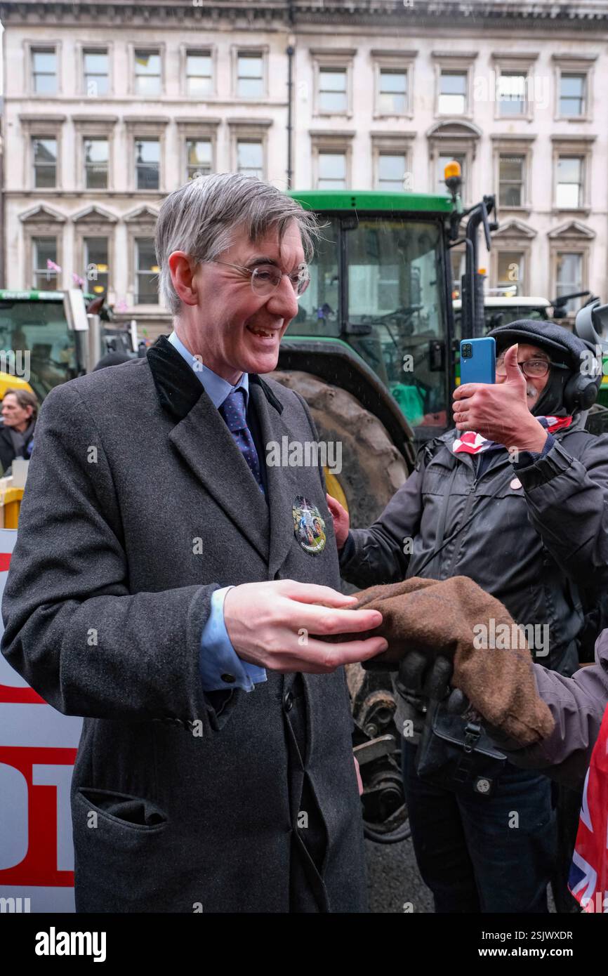 Westminster, London, Großbritannien. Februar 2025. Jacob Rees Mogg, ehemaliger Parlamentsabgeordneter für Nordost Somerset, schließt sich Tausenden von Bauern an, die vor den Kammern des Parlaments in Traktoren protestieren, gegen die Labour-Regierungen die Einführung einer 20%igen Erbschaftssteuer auf Farmen im Wert von über 1 Mio. £ vorgeschlagen haben. Credit Mark Lear / Alamy Live News Stockfoto