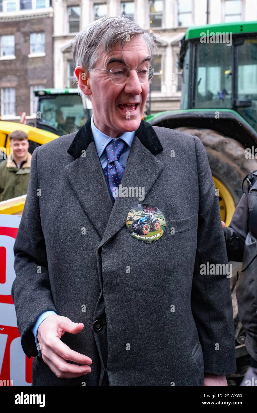 Westminster, London, Großbritannien. Februar 2025. Jacob Rees Mogg, ehemaliger Parlamentsabgeordneter für Nordost Somerset, schließt sich Tausenden von Bauern an, die vor den Kammern des Parlaments in Traktoren protestieren, gegen die Labour-Regierungen die Einführung einer 20%igen Erbschaftssteuer auf Farmen im Wert von über 1 Mio. £ vorgeschlagen haben. Credit Mark Lear / Alamy Live News Stockfoto
