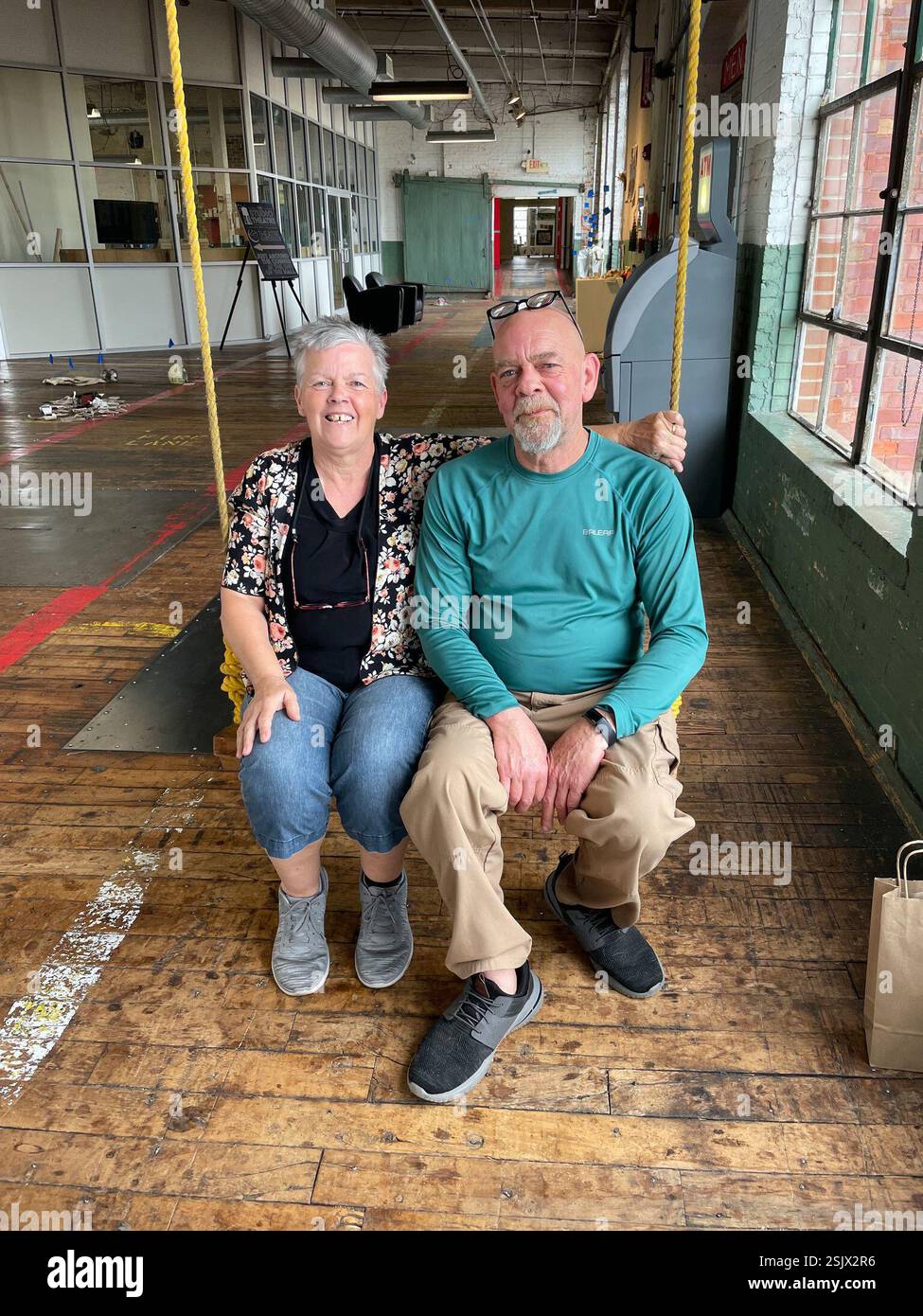 (Viola arcuata), Plantae, Conrad ln, Polkton, NC, WIR, ich habe versucht, das zu drücken, und es funktionierte nicht für mich, obwohl die kleinen weißen, blühenden Blüten und breiten Blätter einfach hätten sein sollen, oder? Ich konnte die Stipula nicht mit anderen Pflanzeneigenschaften kombinieren. Die nächste war Viola striata, aber die Blätter scheinen auch nicht zu passen. Wildwuchs auf einem Hof, in einem seebedeckten Gebiet, das das ganze Jahr über nass bleibt, wodurch der Mensch Kies hinzufügt. Stockfoto