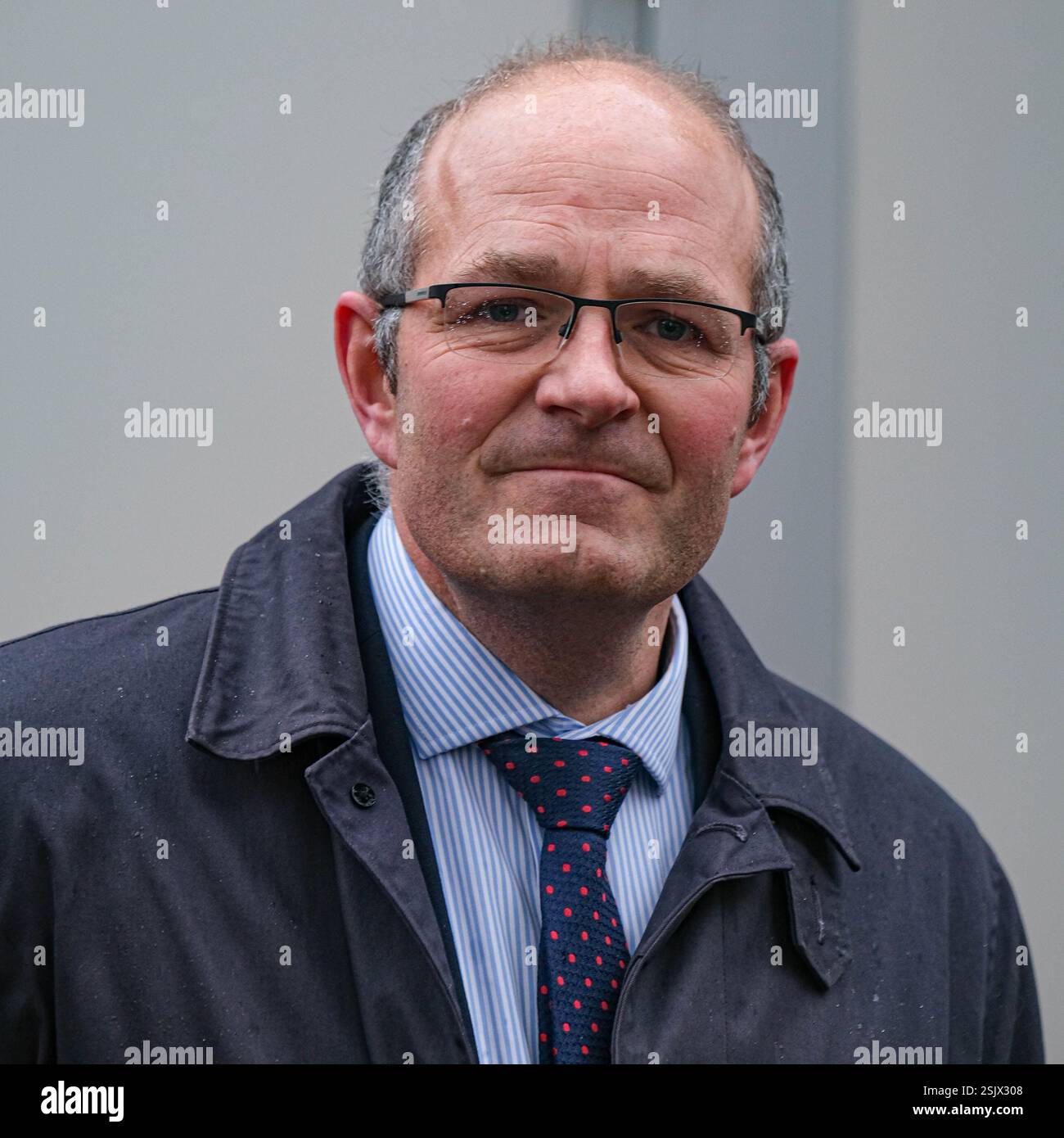 Westminster, London, Großbritannien. Februar 2025. Tom Bradshaw, Präsident des NFU, spricht Hunderte von Bauern aus Protest in Traktoren vor den Kammern des Parlaments gegen die Einführung einer 20%igen Erbschaftssteuer auf Farmen im Wert von über 1 Mio. £ an. Credit Mark Lear / Alamy Live News Stockfoto