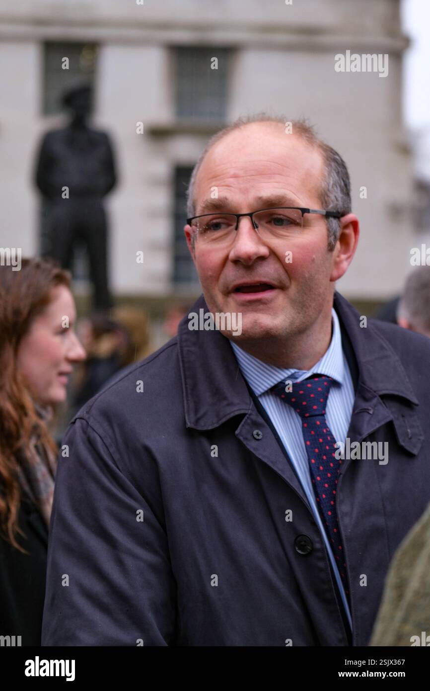 Westminster, London, Großbritannien. Februar 2025. Tom Bradshaw, Präsident des NFU, spricht Hunderte von Bauern aus Protest in Traktoren vor den Kammern des Parlaments gegen die Einführung einer 20%igen Erbschaftssteuer auf Farmen im Wert von über 1 Mio. £ an. Credit Mark Lear / Alamy Live News Stockfoto