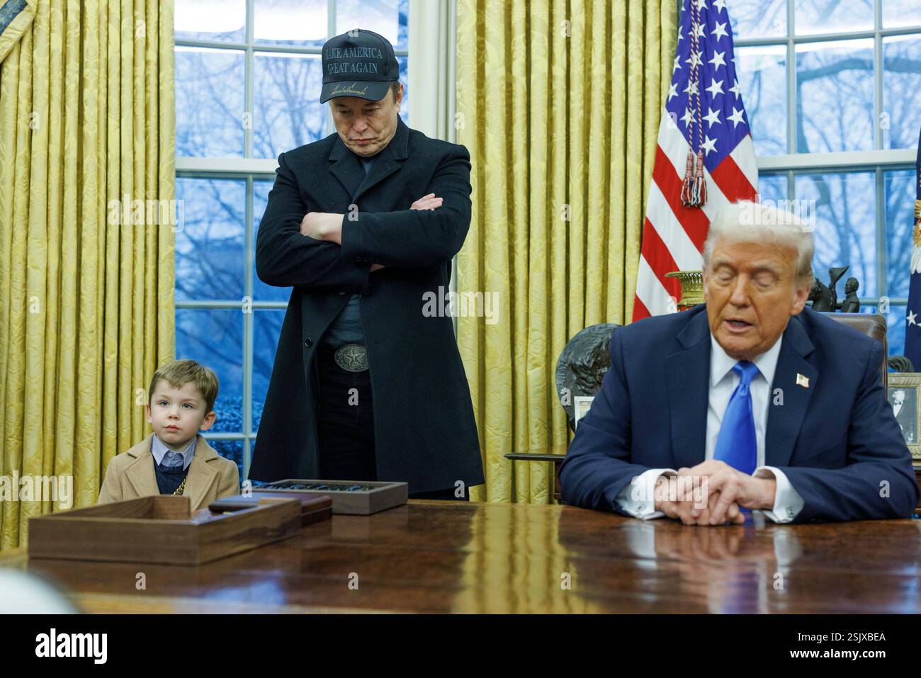Washington, Vereinigte Staaten. Februar 2025. Elon Musk (Mitte) und sein Sohn X (links) und US-Präsident Donald Trump (rechts) werden am Dienstag, den 11. Februar 2025 im Oval Office des Weißen Hauses in Washington DC gesehen. Quelle: Aaron Schwartz/CNP/dpa/Alamy Live News Stockfoto