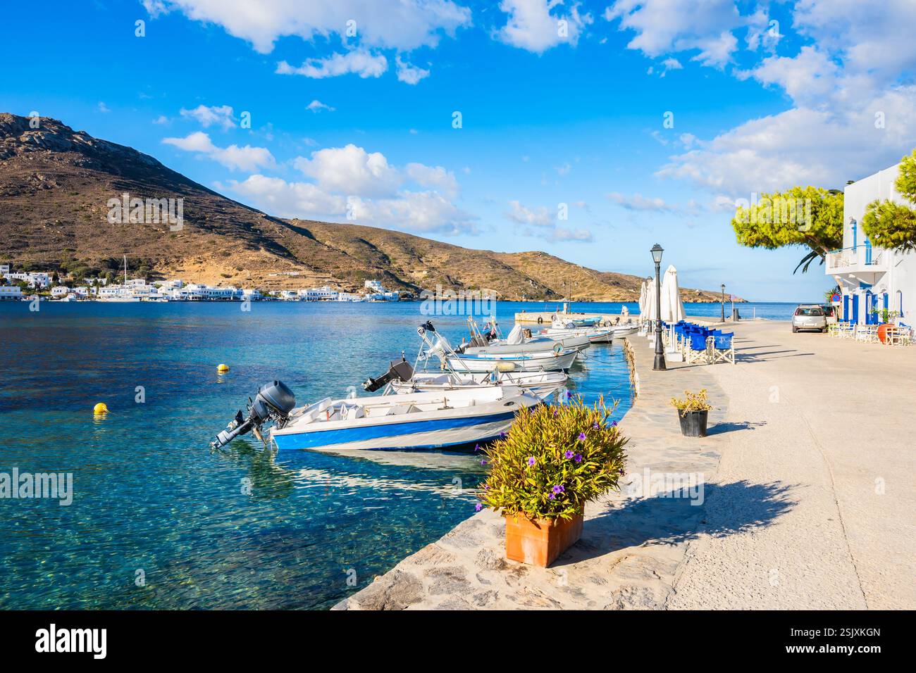 Boote ankern im Hafen von Katapola, Insel Amorgos, Kykladen, Griechenland Stockfoto
