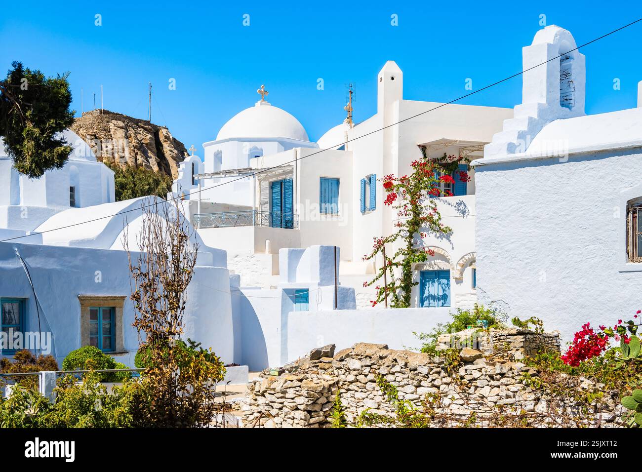 Weiße Kirche in der engen Straße des Dorfes Chora, Amorgos Insel, Kykladen, Griechenland Stockfoto