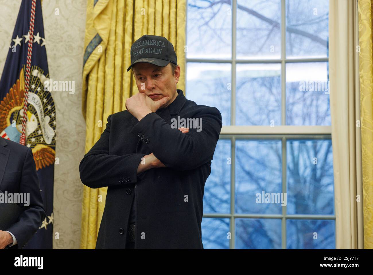 Elon Musk spricht den Medien im Oval Office des Weißen Hauses bei einem Treffen mit US-Präsident Donald Trump am Dienstag, den 11. Februar 2025, in Washington DC. Quelle: Aaron Schwartz/CNP /MediaPunch Stockfoto