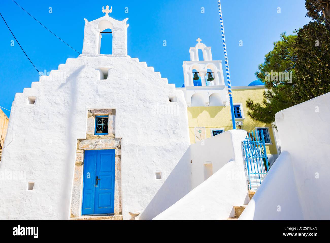 Weiße Fassade der Kirche mit blauer Tür im Dorf Lagada, Insel Amorgos, Kykladen, Griechenland Stockfoto