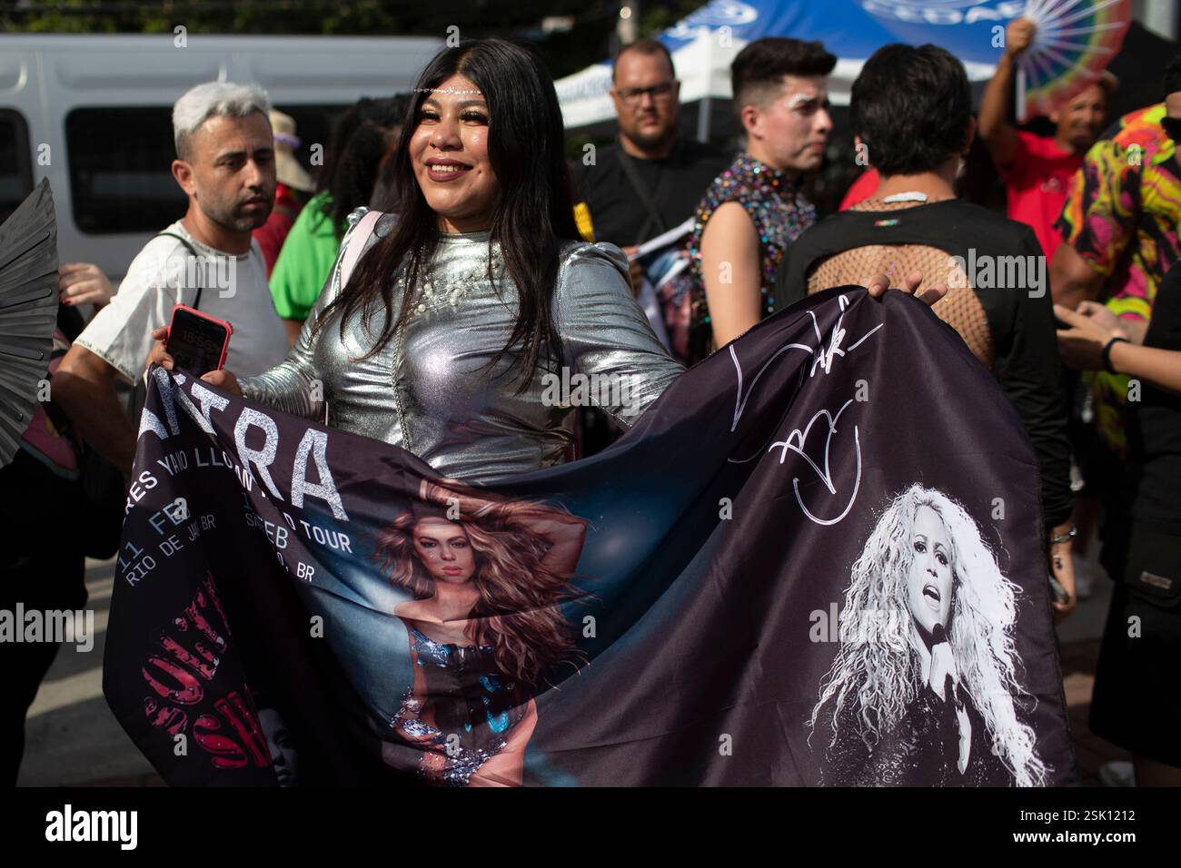 Fan of Colombian pop star Shakira hold a banner before her concert at Nilton Santos stadium in Rio de Janeiro, Tuesday, Feb. 11, 2025. (AP Photo/Bruna Prado) Stockfoto