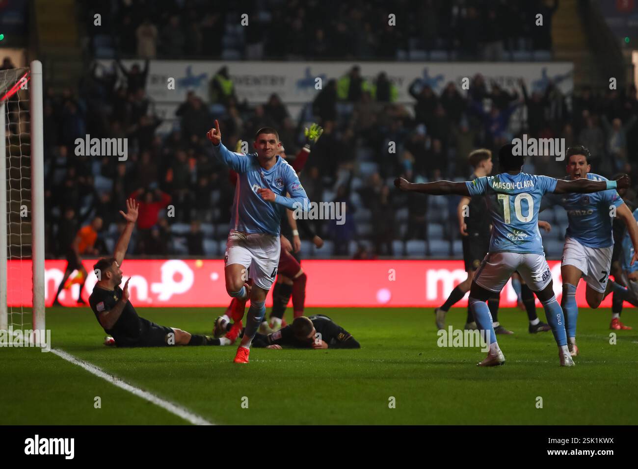 Bobby Thomas von Coventry City feiert das erste Tor seines Teams, das 1-0 im EFL Championship-Spiel gegen QPR erzielte Stockfoto