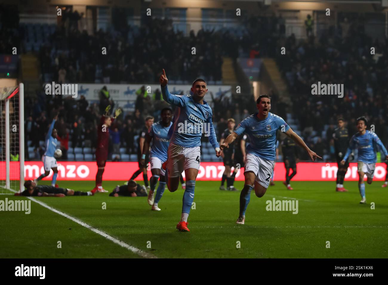 Bobby Thomas von Coventry City feiert das erste Tor seines Teams, das 1-0 im EFL Championship-Spiel gegen QPR erzielte Stockfoto
