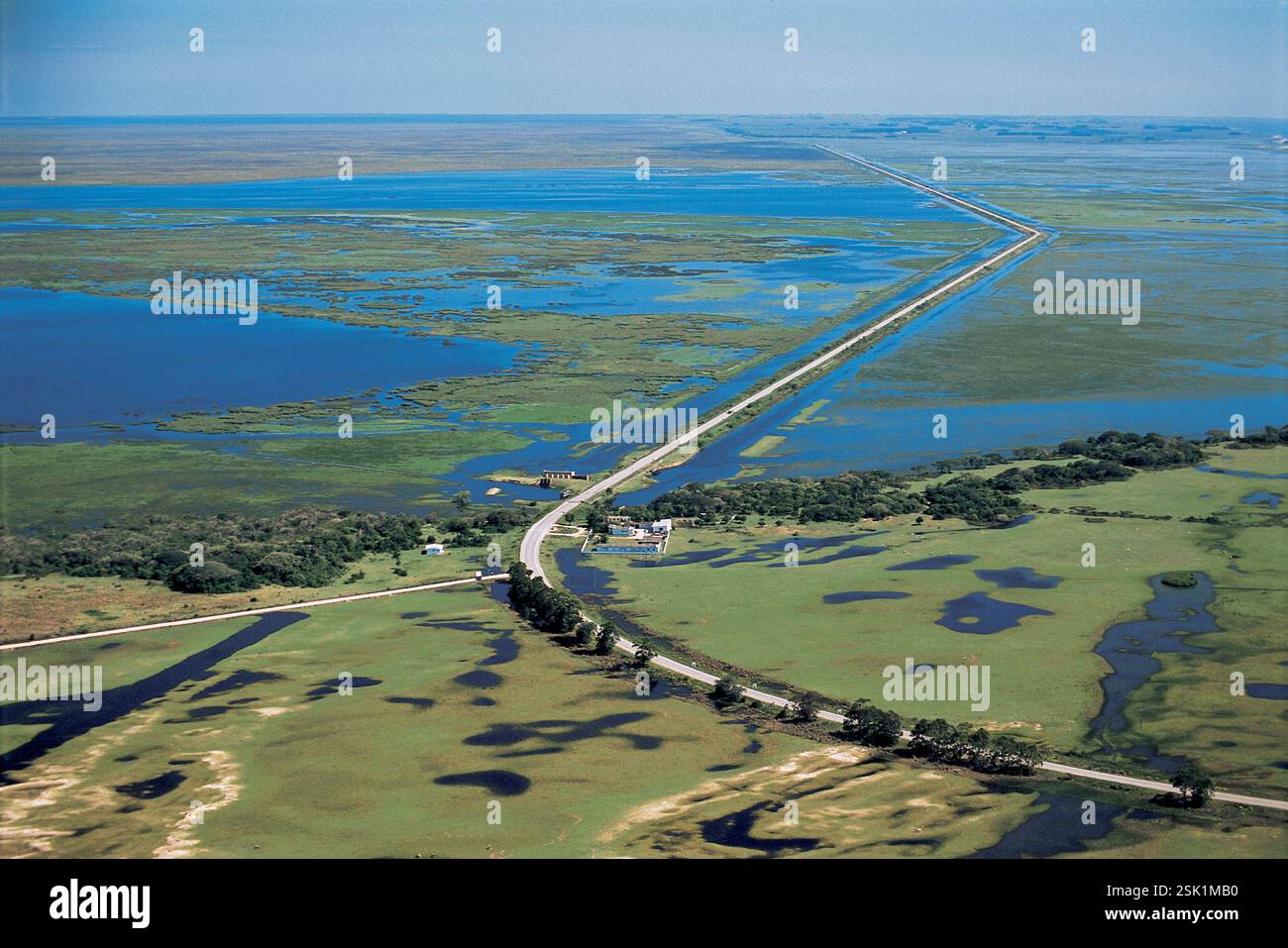 Die BR-471 Straße überquert die Taim Ecological Station (Portugiesisch: Estacao Ecologica do Taim), eine föderal verwaltete ökologische Station im brasilianischen Bundesstaat Rio Grande do Sul - die Taim Feuchtgebiete enthalten vielfältige Ökosysteme, in Lagunen- und Meeresstränden, Lagunen, Sümpfen, Grasland und Dünenfeldern. Stockfoto