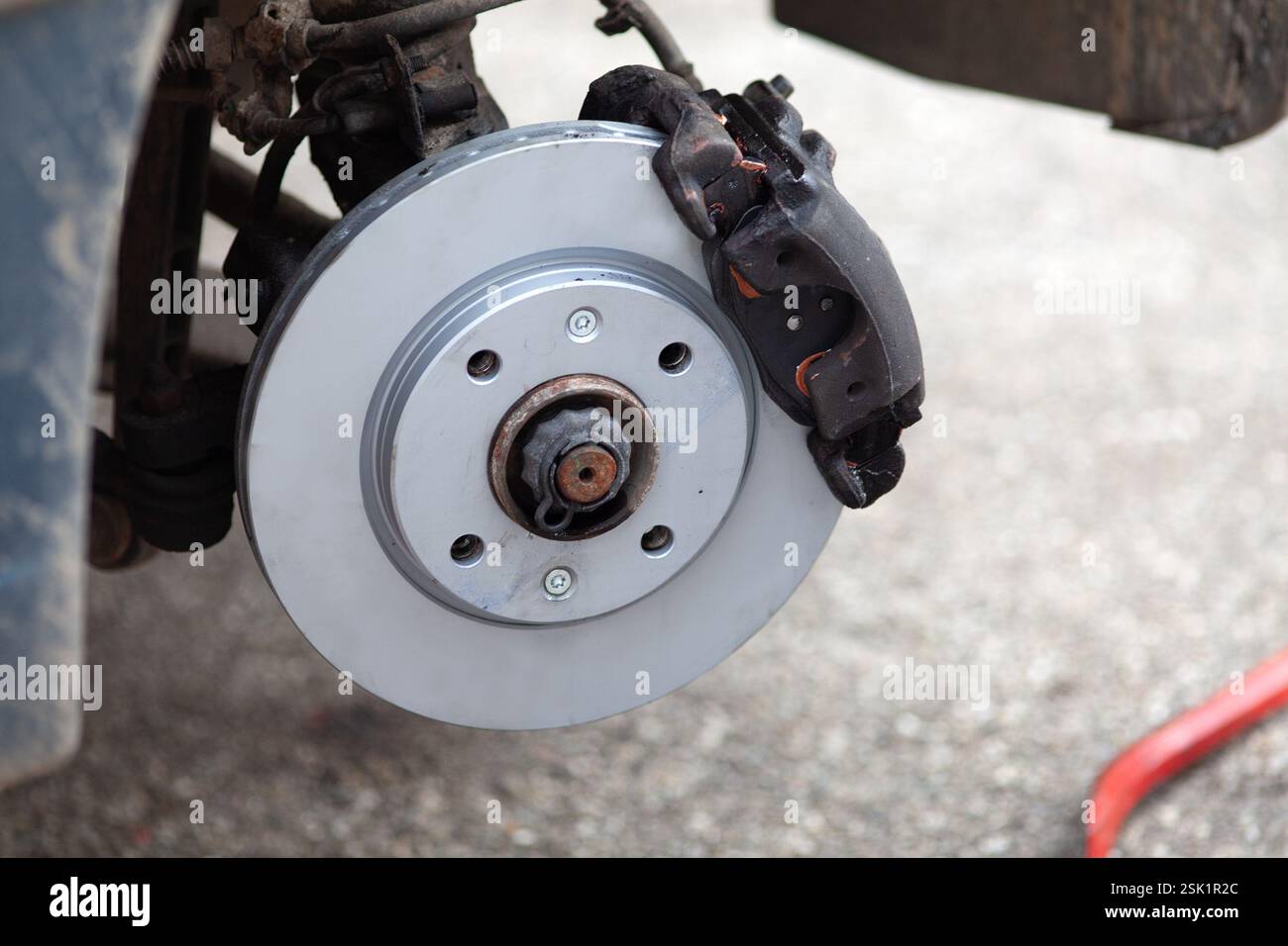 Austausch von Bremsscheiben und Bremsbelägen an einem Fahrzeug. Wartung der Bremsen in der Werkstatt Stockfoto