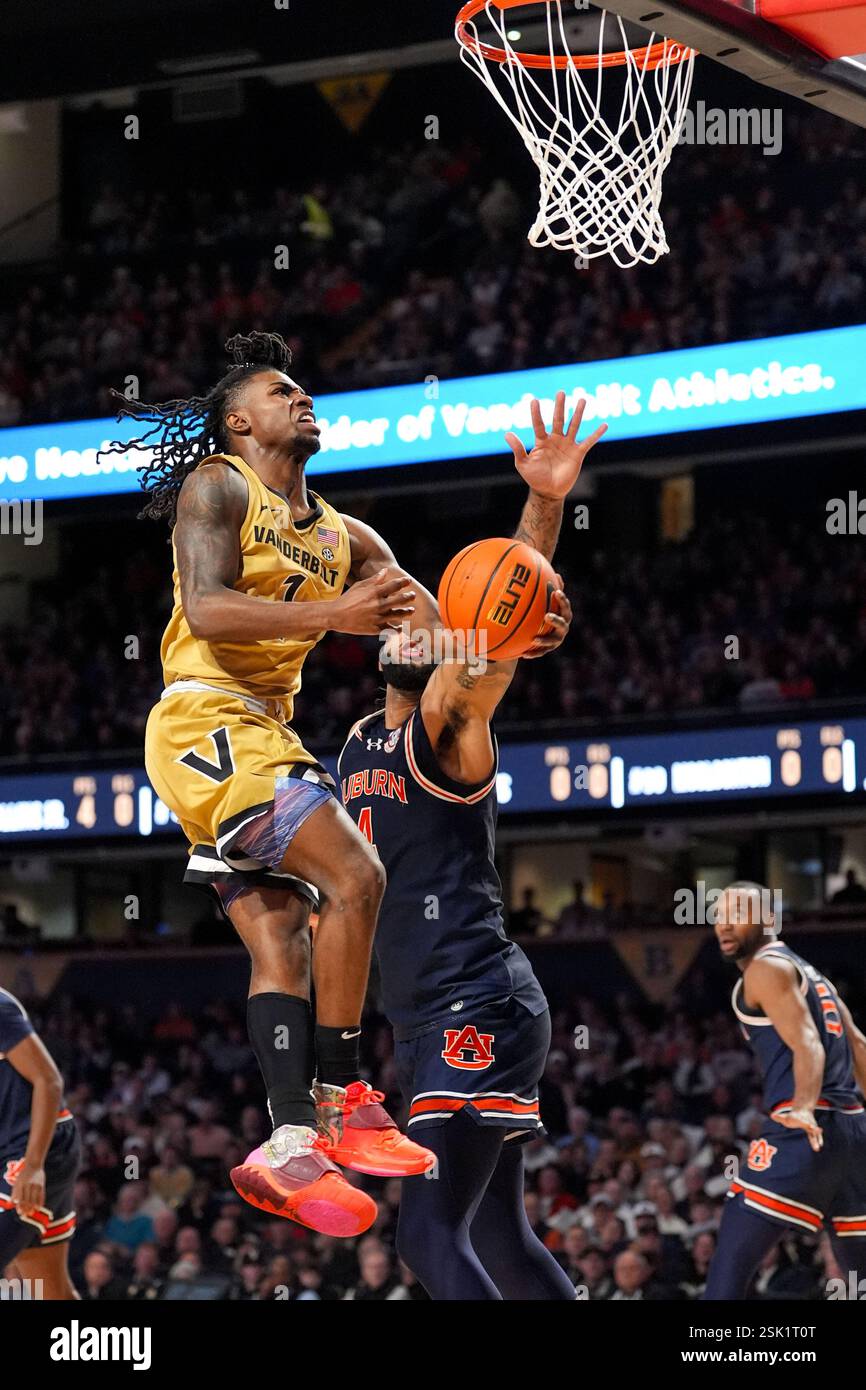 Nashville, Tennessee, USA. Februar 2025. Der Vanderbilt-Guard Jason Edwards (1) holt sich zwei Punkte gegen Auburn Stürmer Johni Broome (4) während der ersten Hälfte eines NCAA-Basketballspiels am Memorial Gymnasium. (Kreditbild: © Camden Hall/ZUMA Press Wire) NUR REDAKTIONELLE VERWENDUNG! Nicht für kommerzielle ZWECKE! Stockfoto